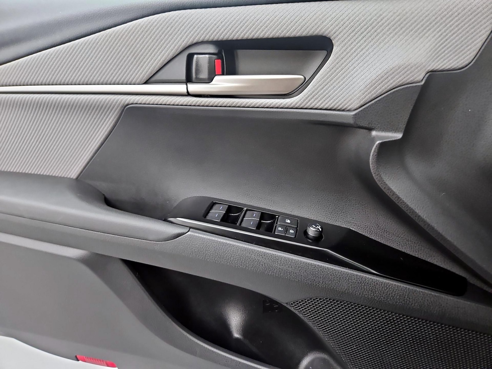 2025 Toyota Camry SE - Photo 13