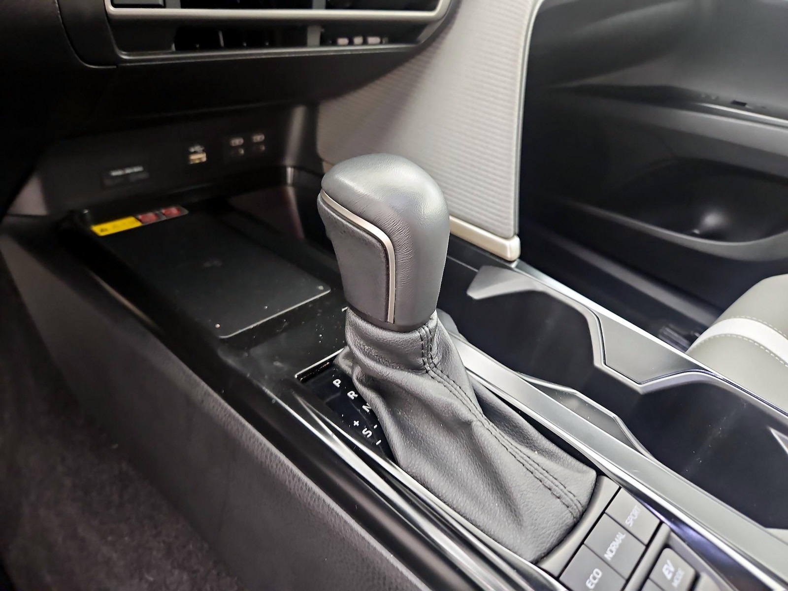 2025 Toyota Camry SE - Photo 18