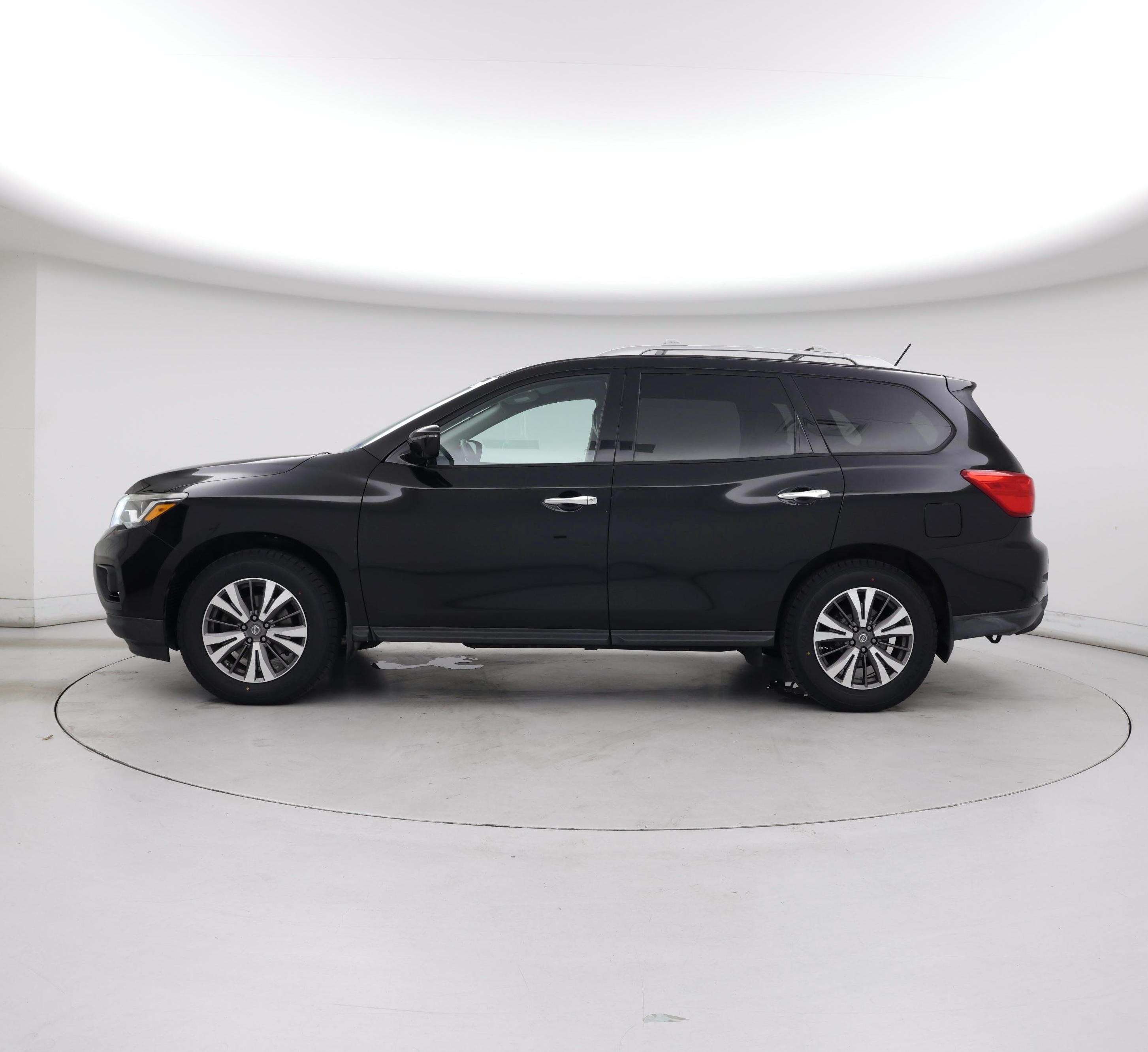 Thumbnail: 2017 Nissan Pathfinder - 3