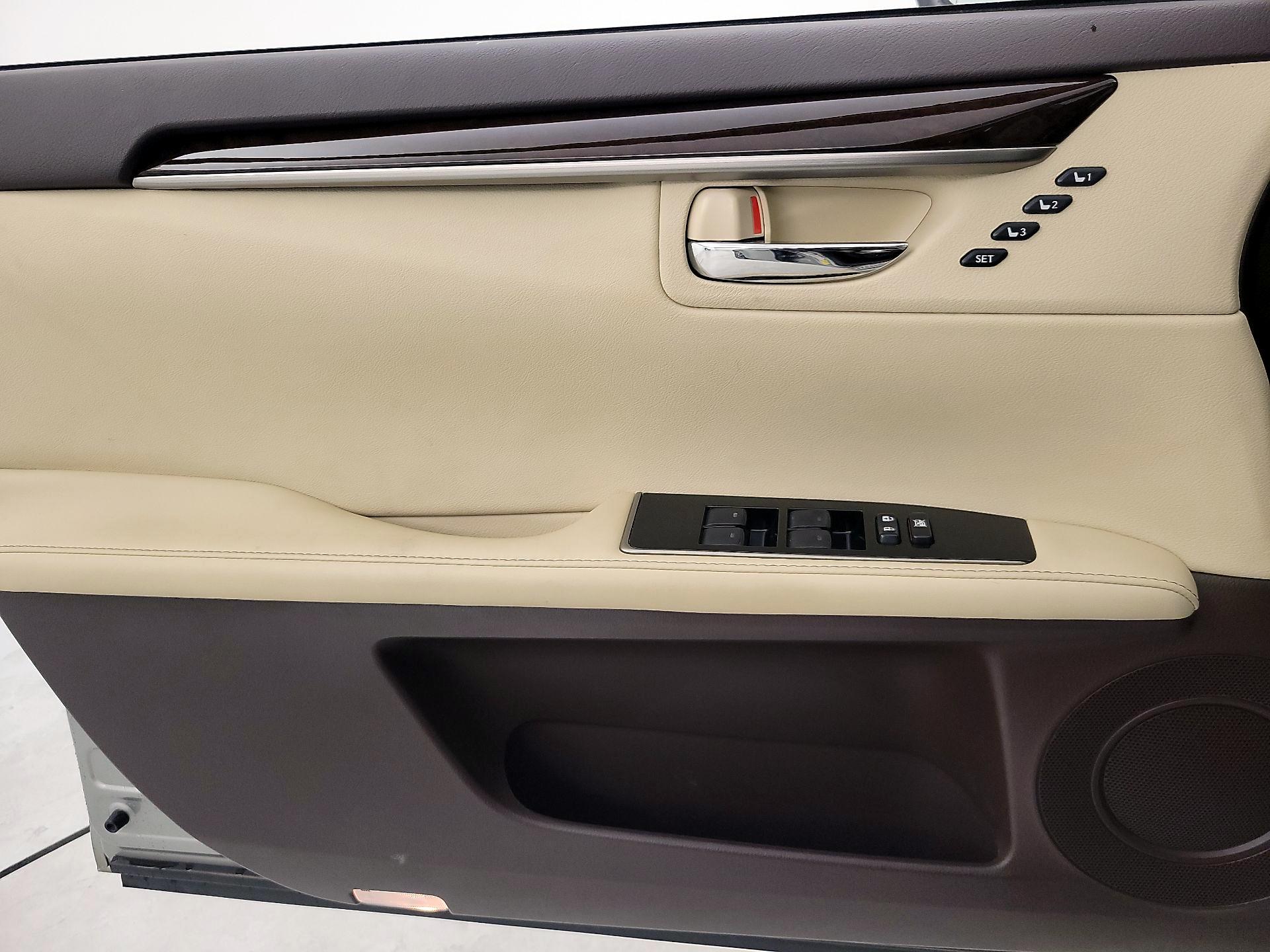 Thumbnail: 2016 Lexus ES - 12