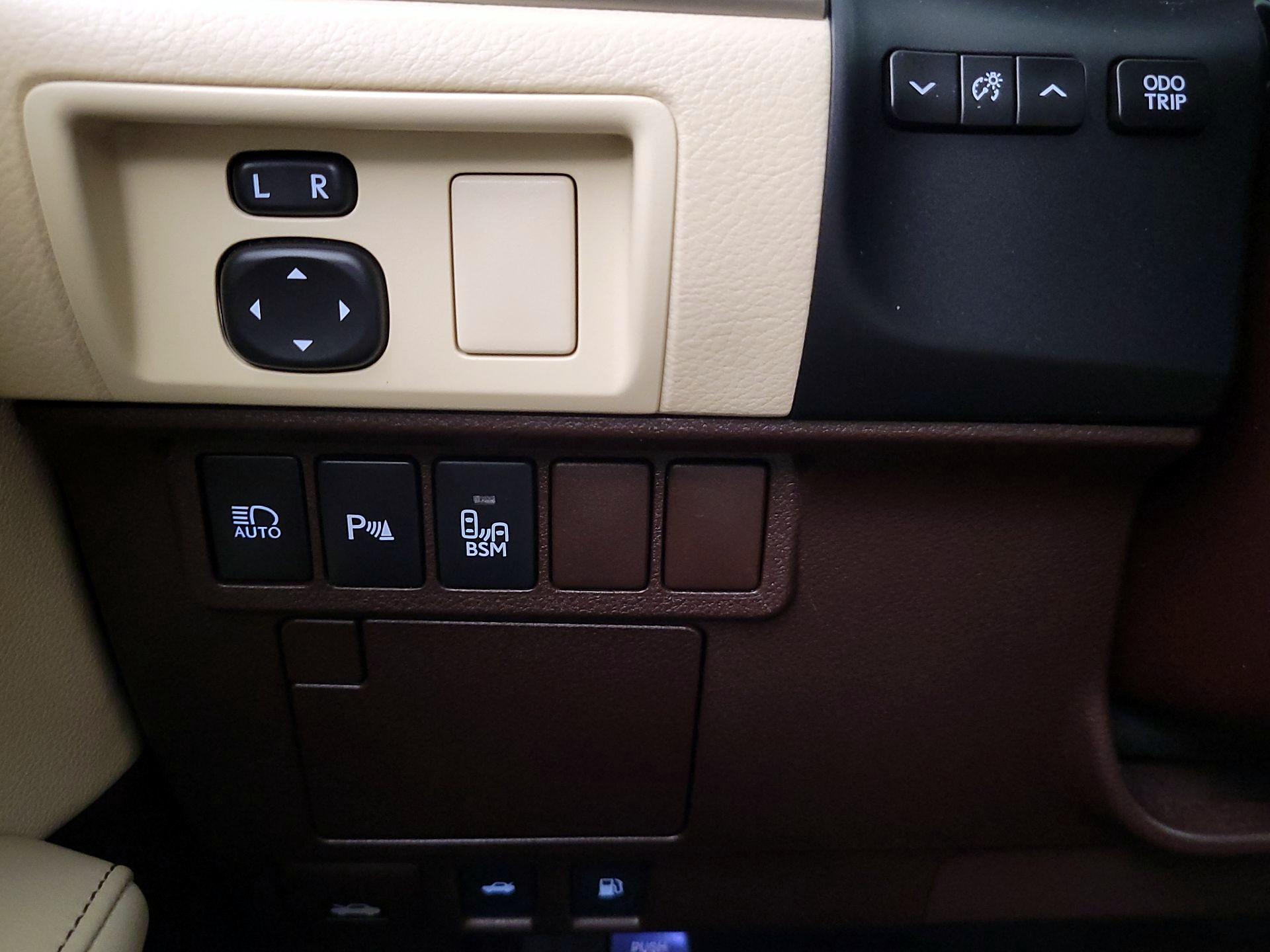 Thumbnail: 2016 Lexus ES - 13