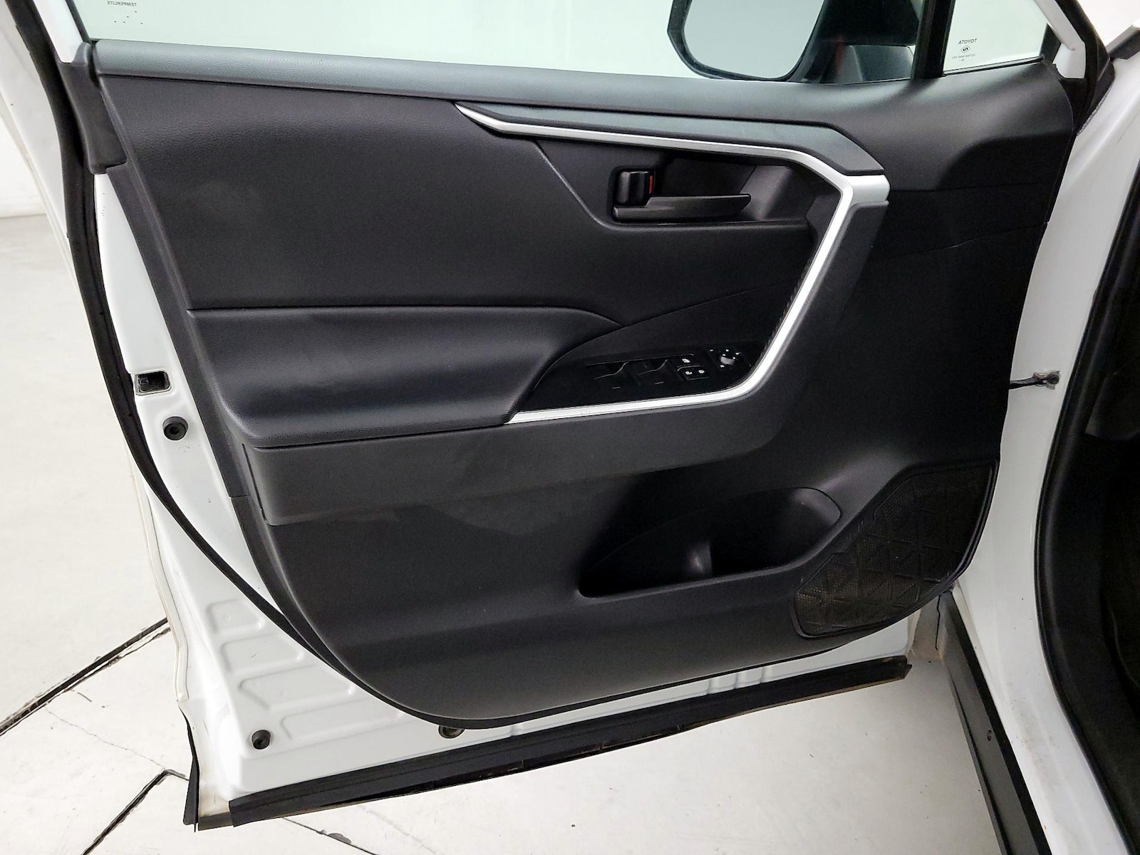 2021 Toyota RAV4 LE - Photo 13