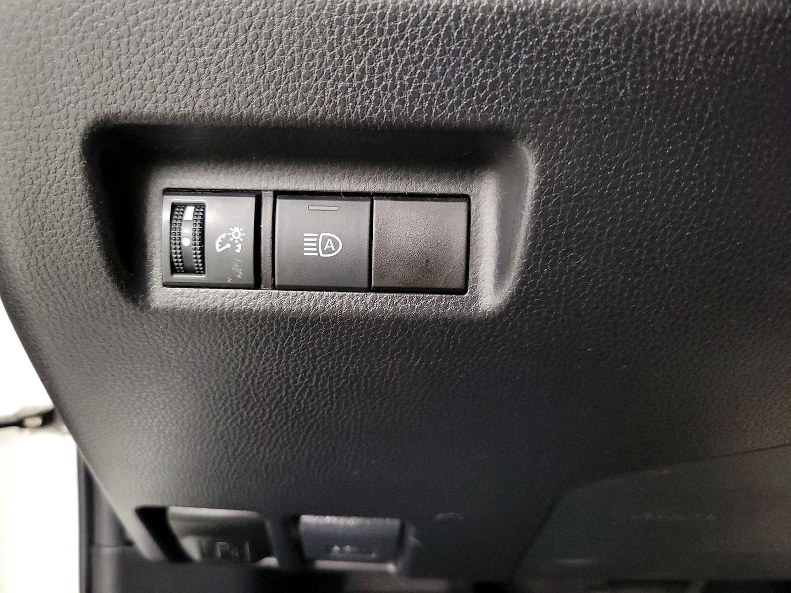 2021 Toyota RAV4 LE - Photo 14