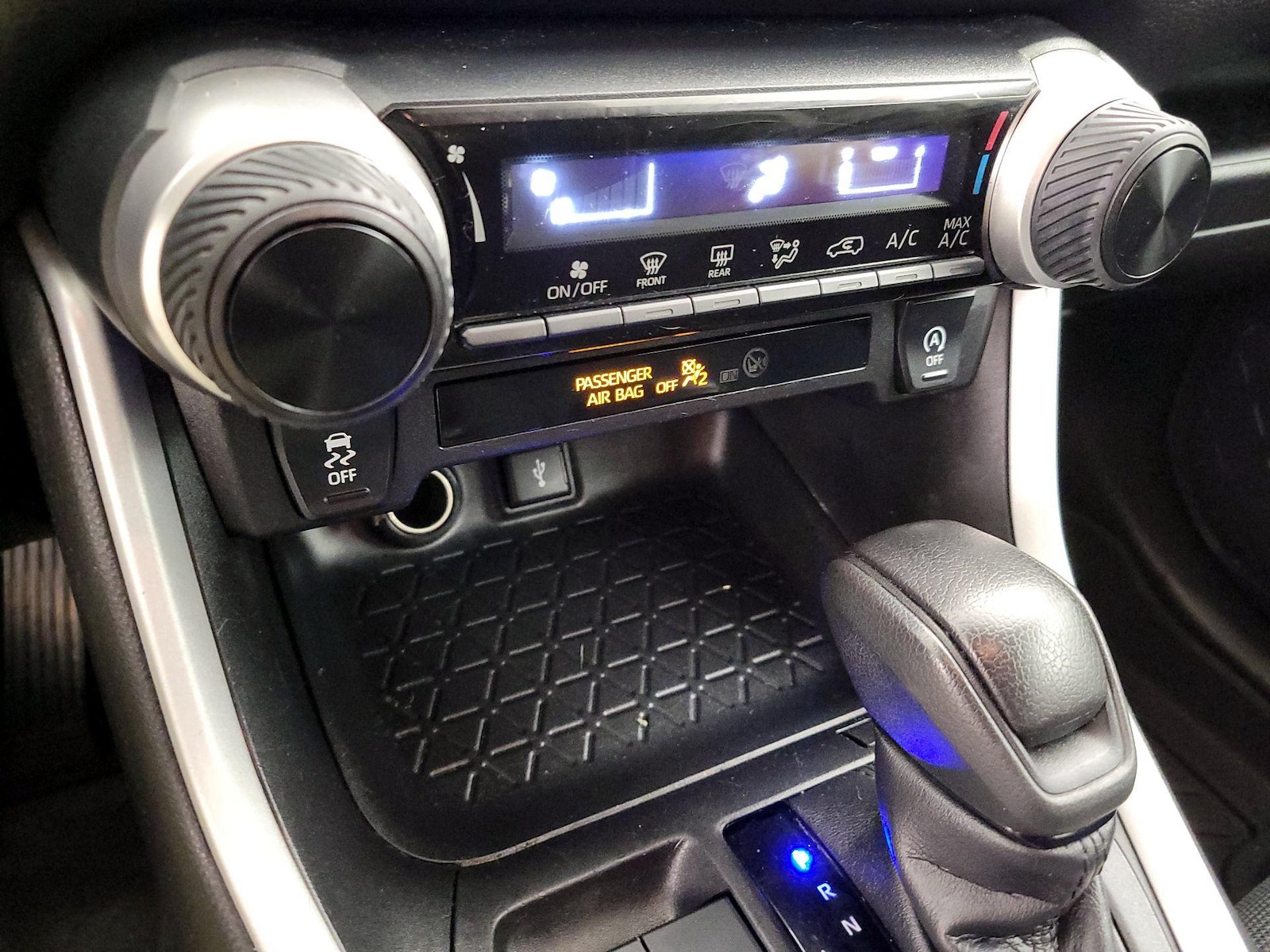 2021 Toyota RAV4 LE - Photo 17