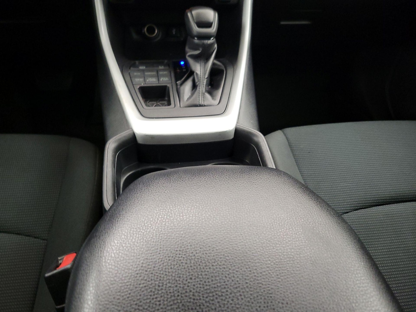 2021 Toyota RAV4 LE - Photo 18