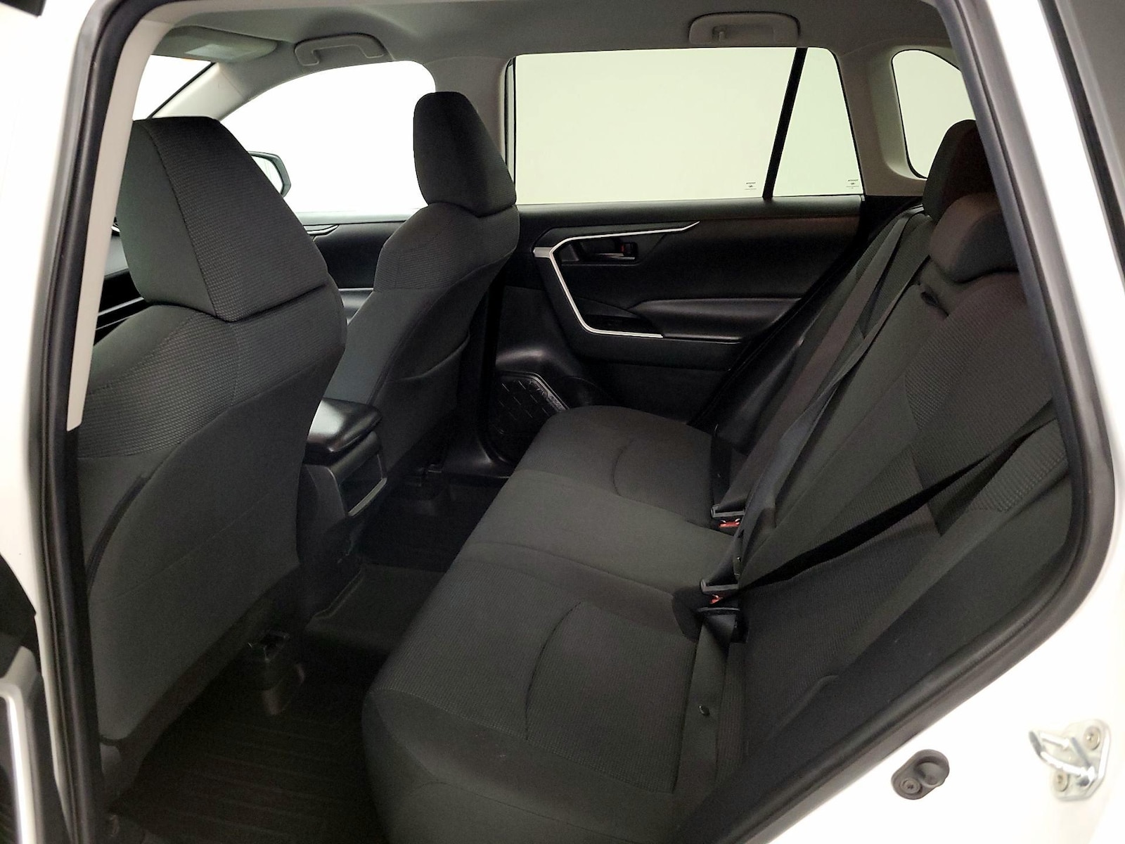 2021 Toyota RAV4 LE - Photo 20