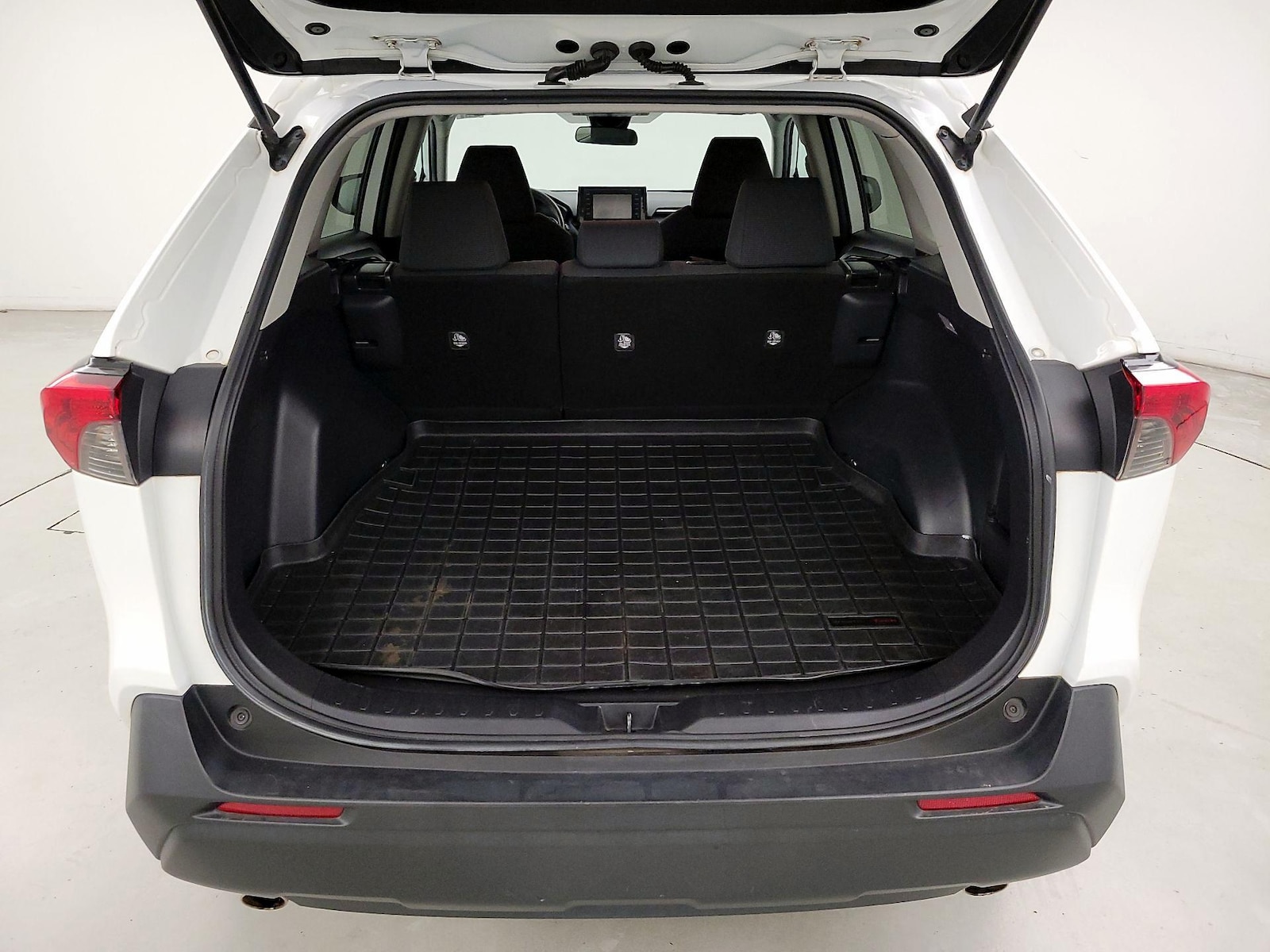 2021 Toyota RAV4 LE - Photo 21
