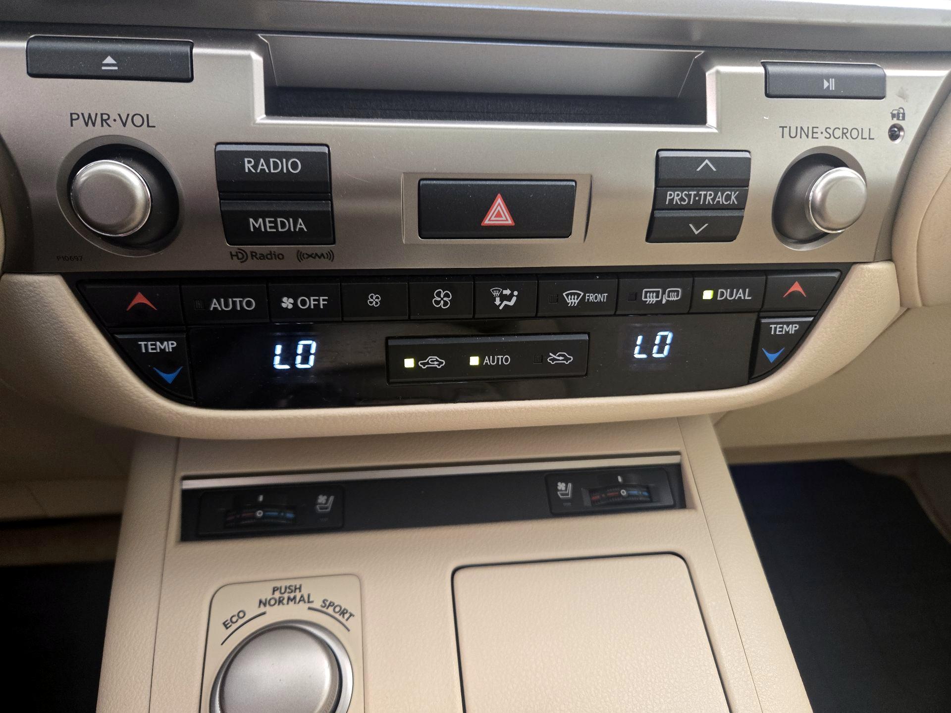 Thumbnail: 2014 Lexus ES - 16
