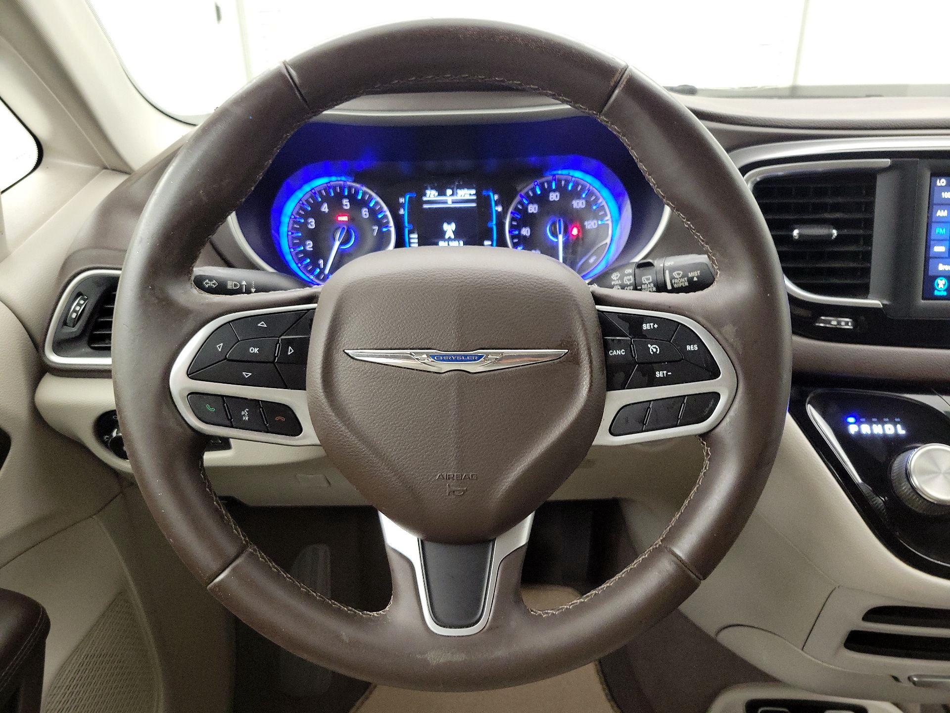 Thumbnail: 2018 Chrysler Pacifica - 10