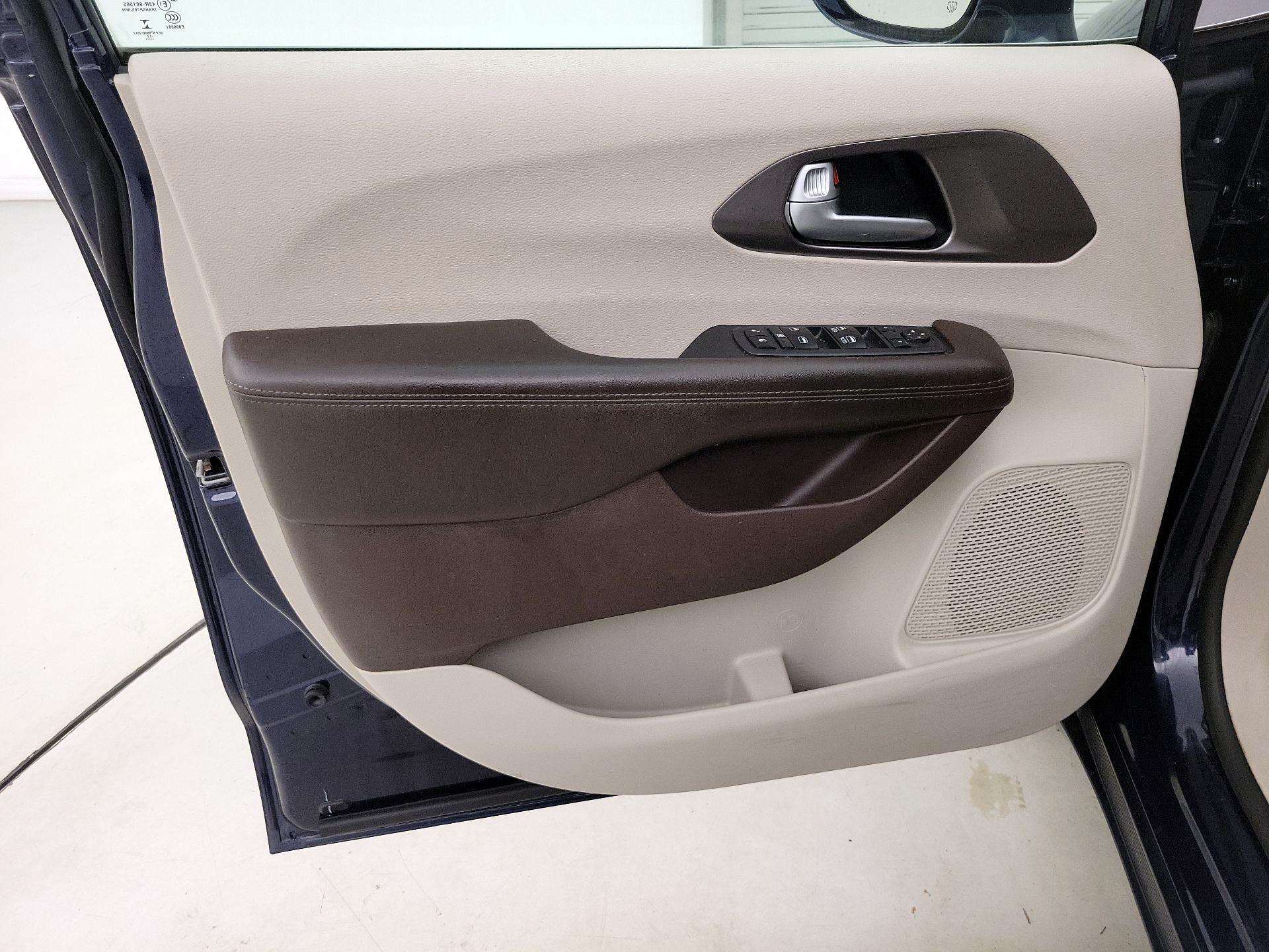 Thumbnail: 2018 Chrysler Pacifica - 12