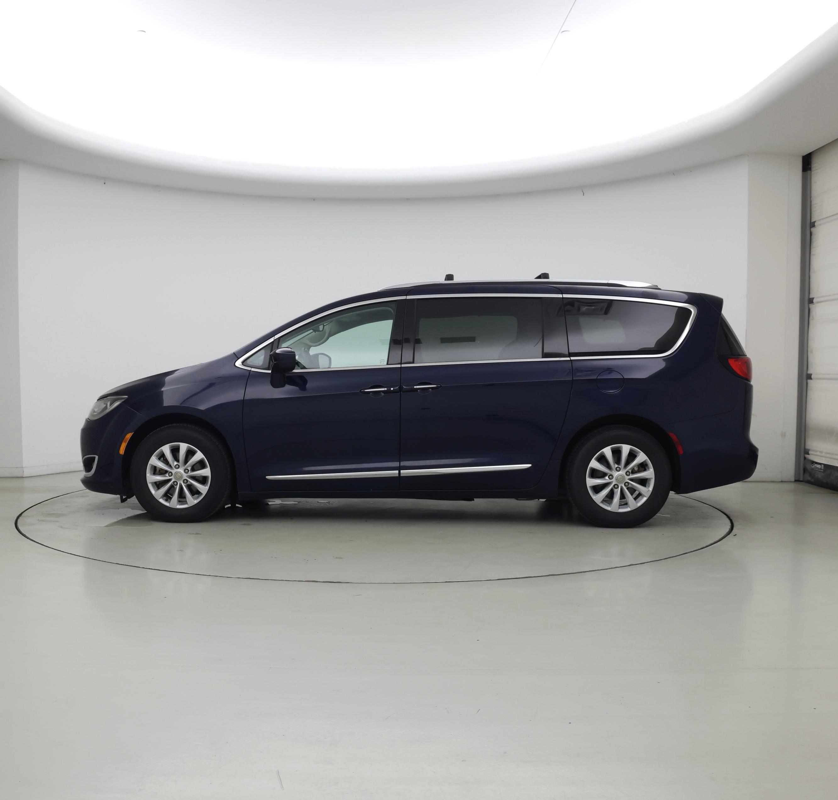 Thumbnail: 2018 Chrysler Pacifica - 3