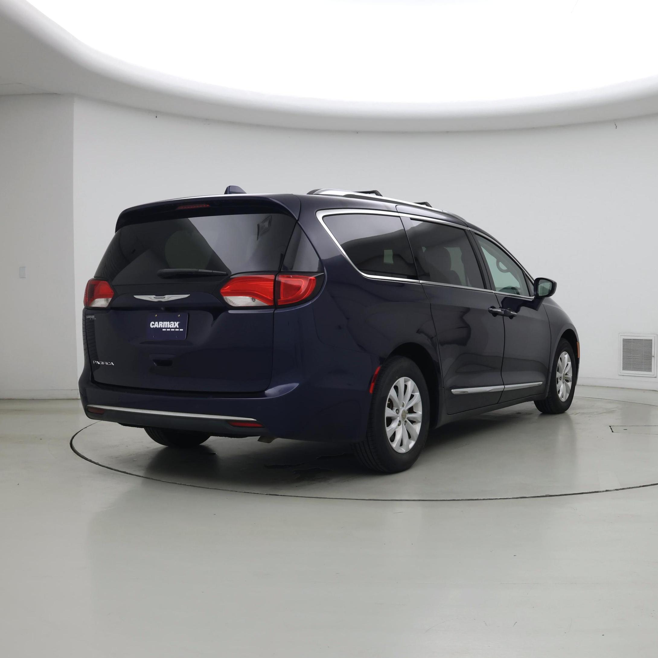 Thumbnail: 2018 Chrysler Pacifica - 8