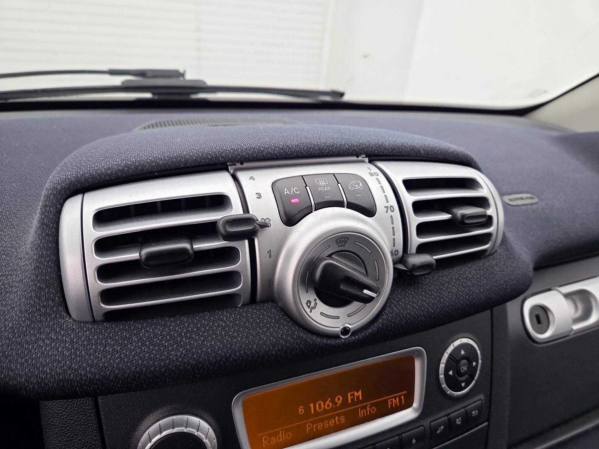 Thumbnail: 2015 smart fortwo - 14