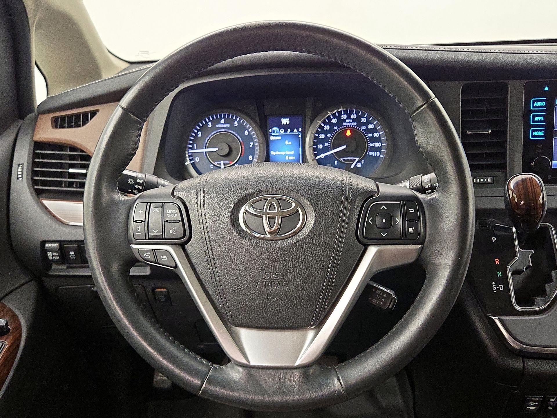 Thumbnail: 2015 Toyota Sienna - 10