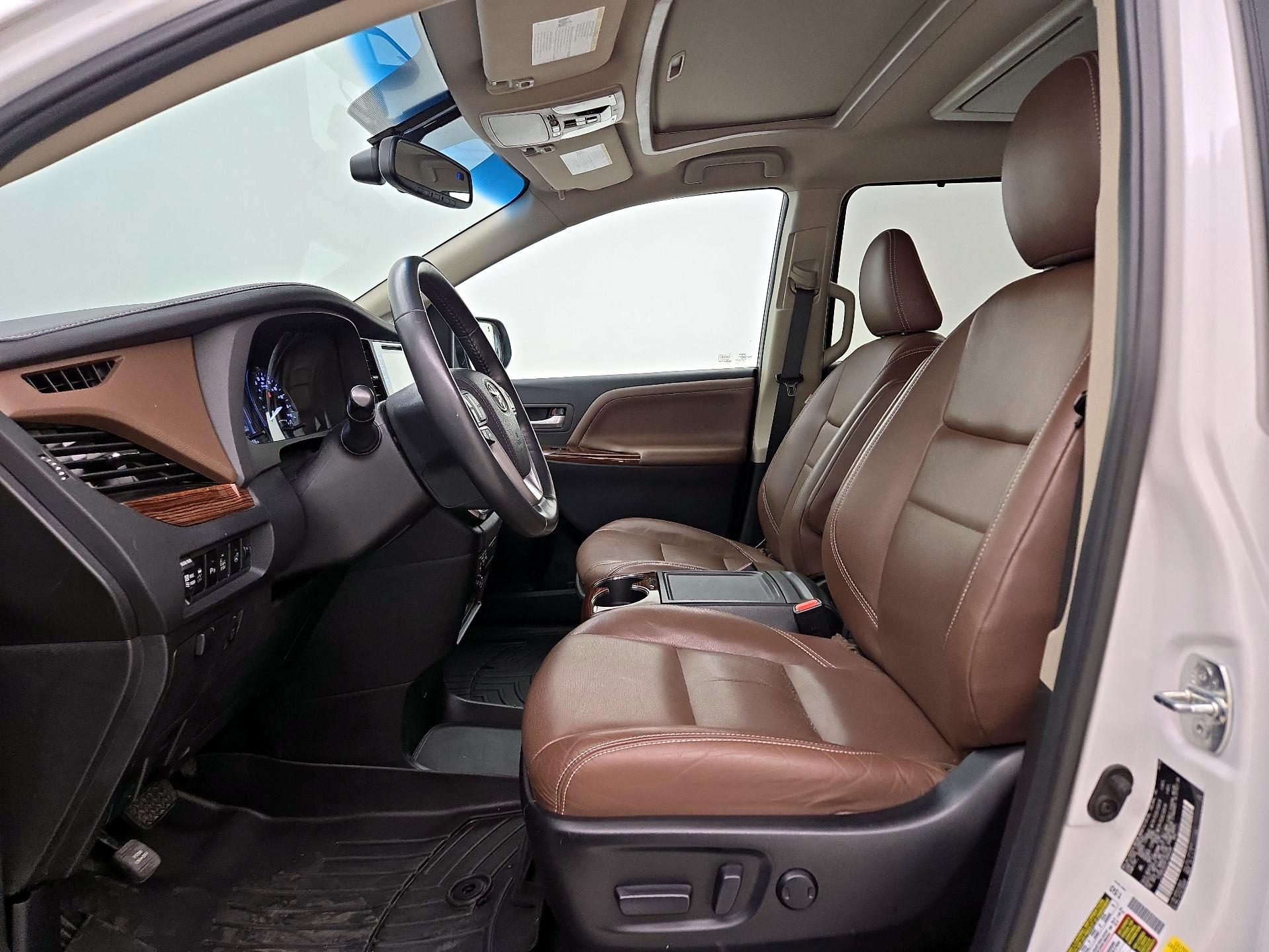 Thumbnail: 2015 Toyota Sienna - 11