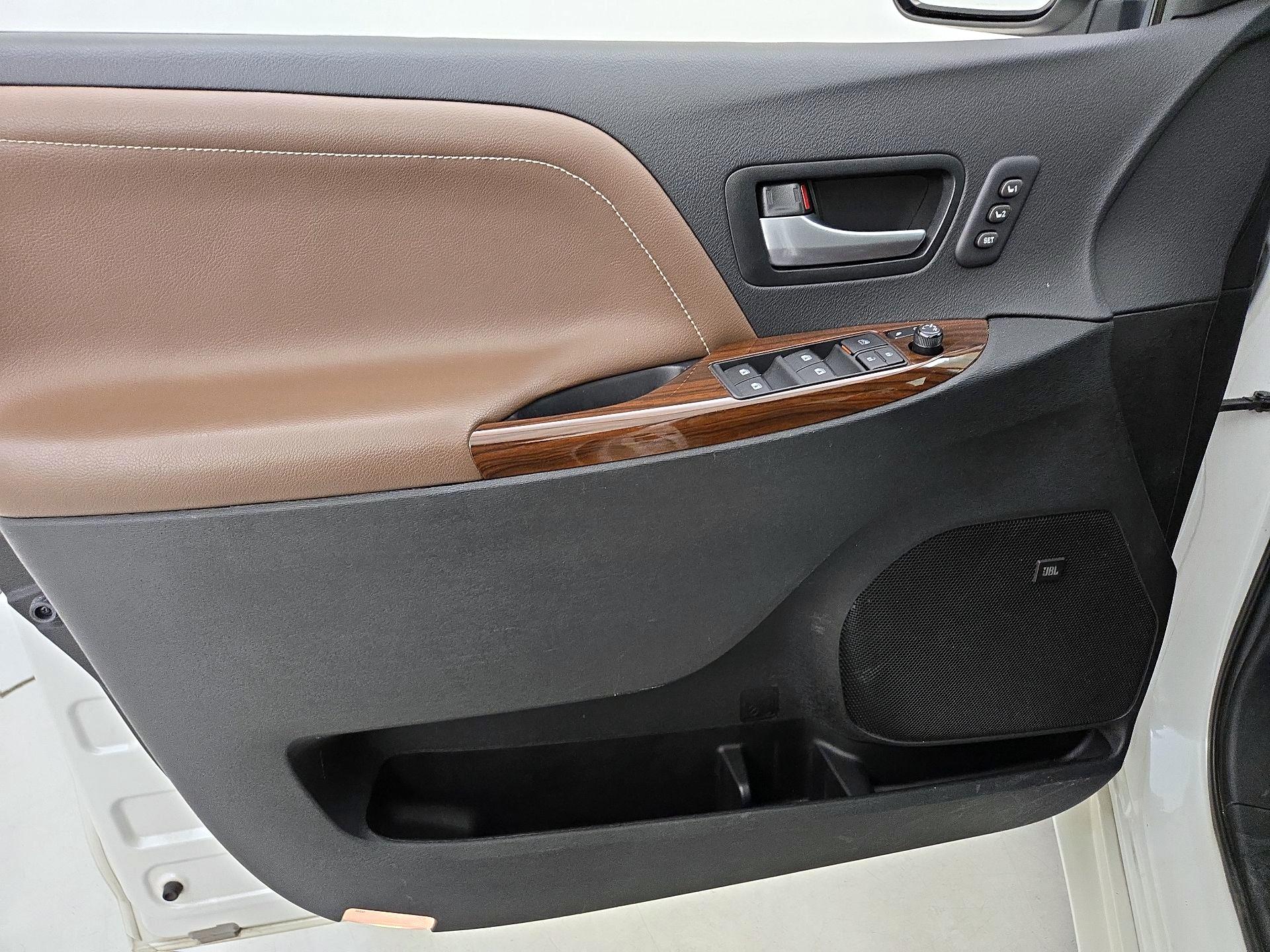Thumbnail: 2015 Toyota Sienna - 12