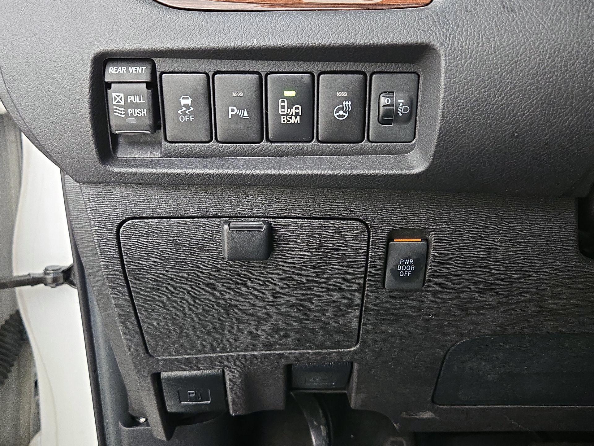 Thumbnail: 2015 Toyota Sienna - 13
