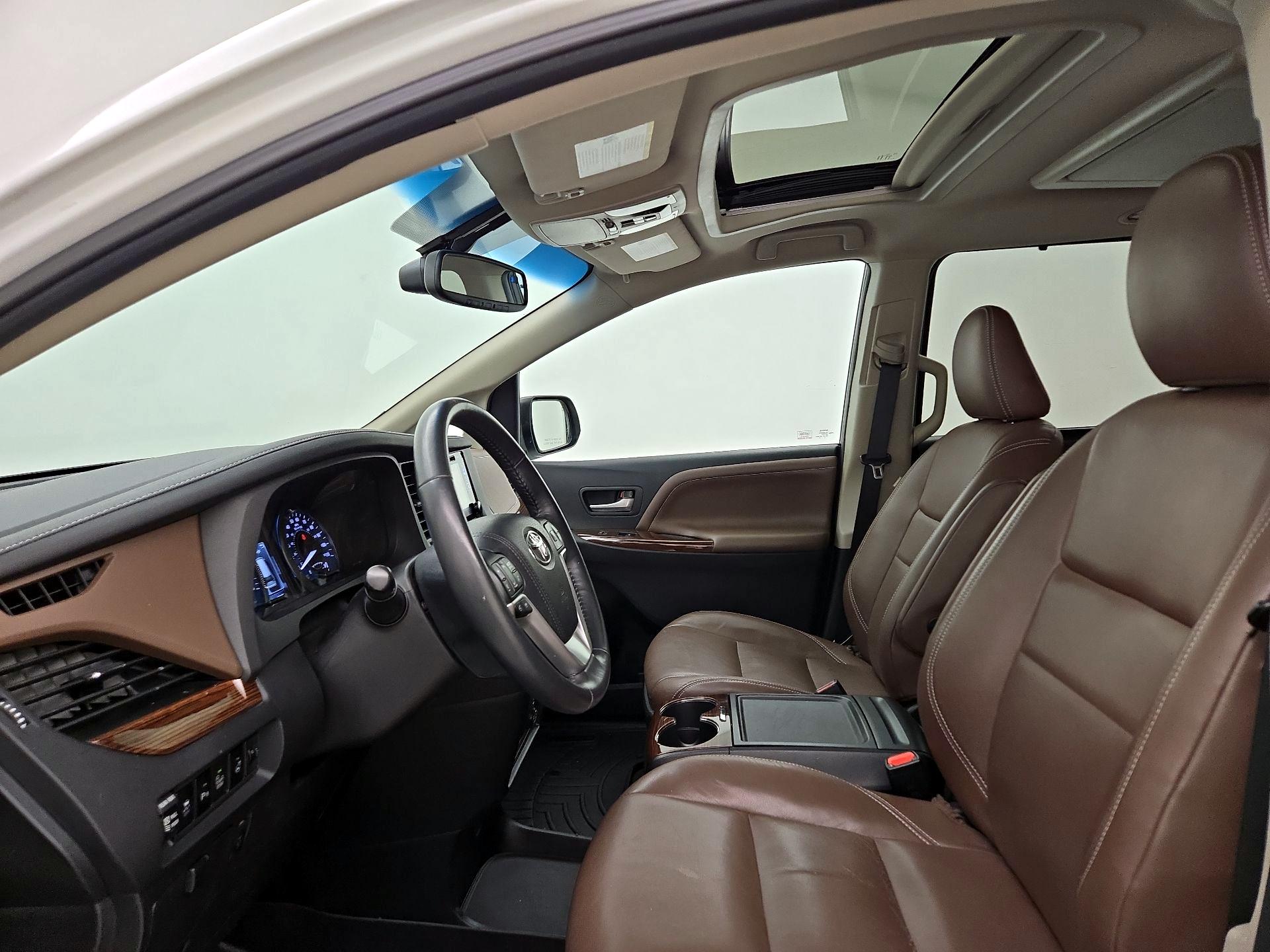 Thumbnail: 2015 Toyota Sienna - 20