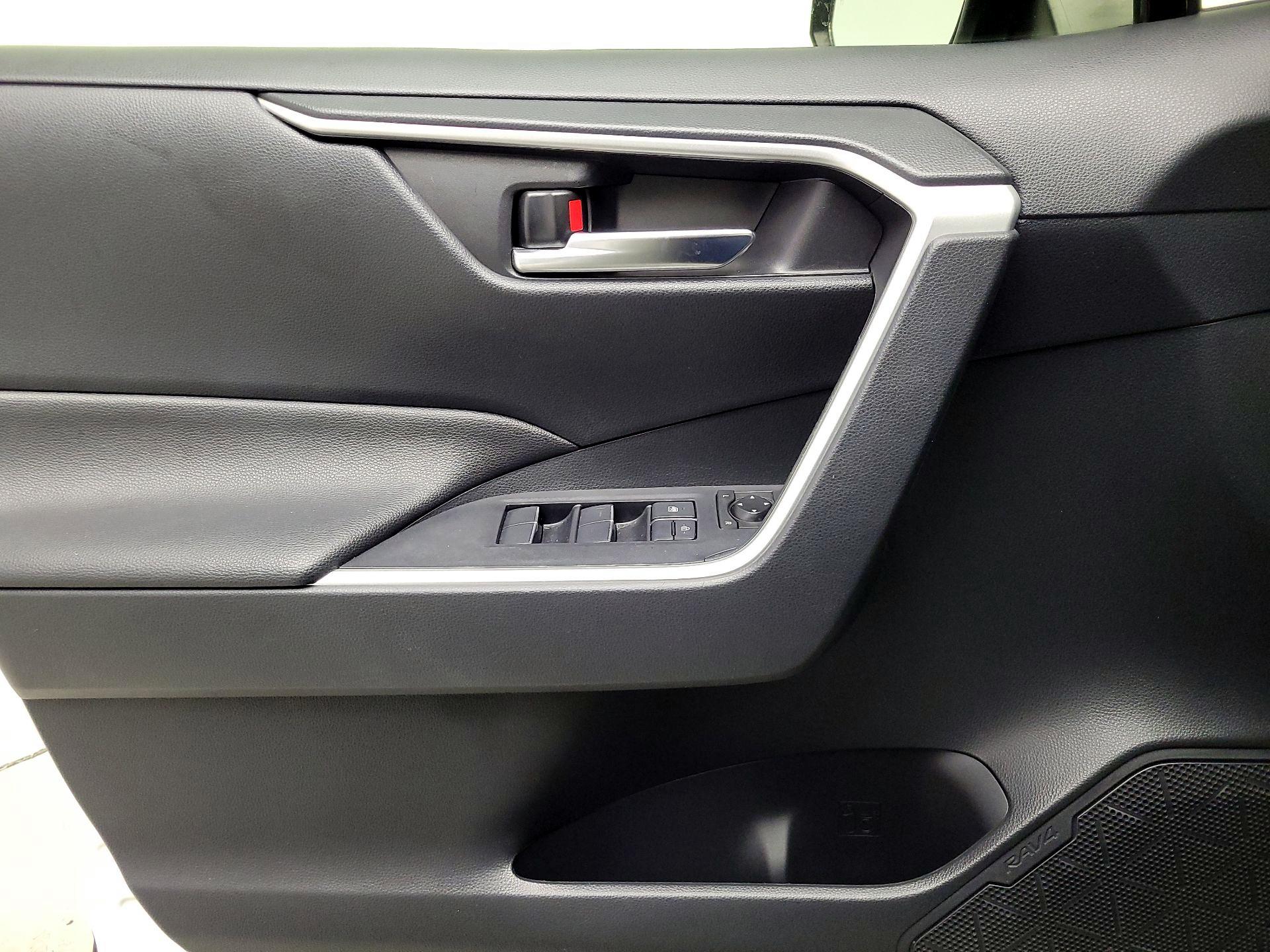 Thumbnail: 2019 Toyota RAV4 - 12