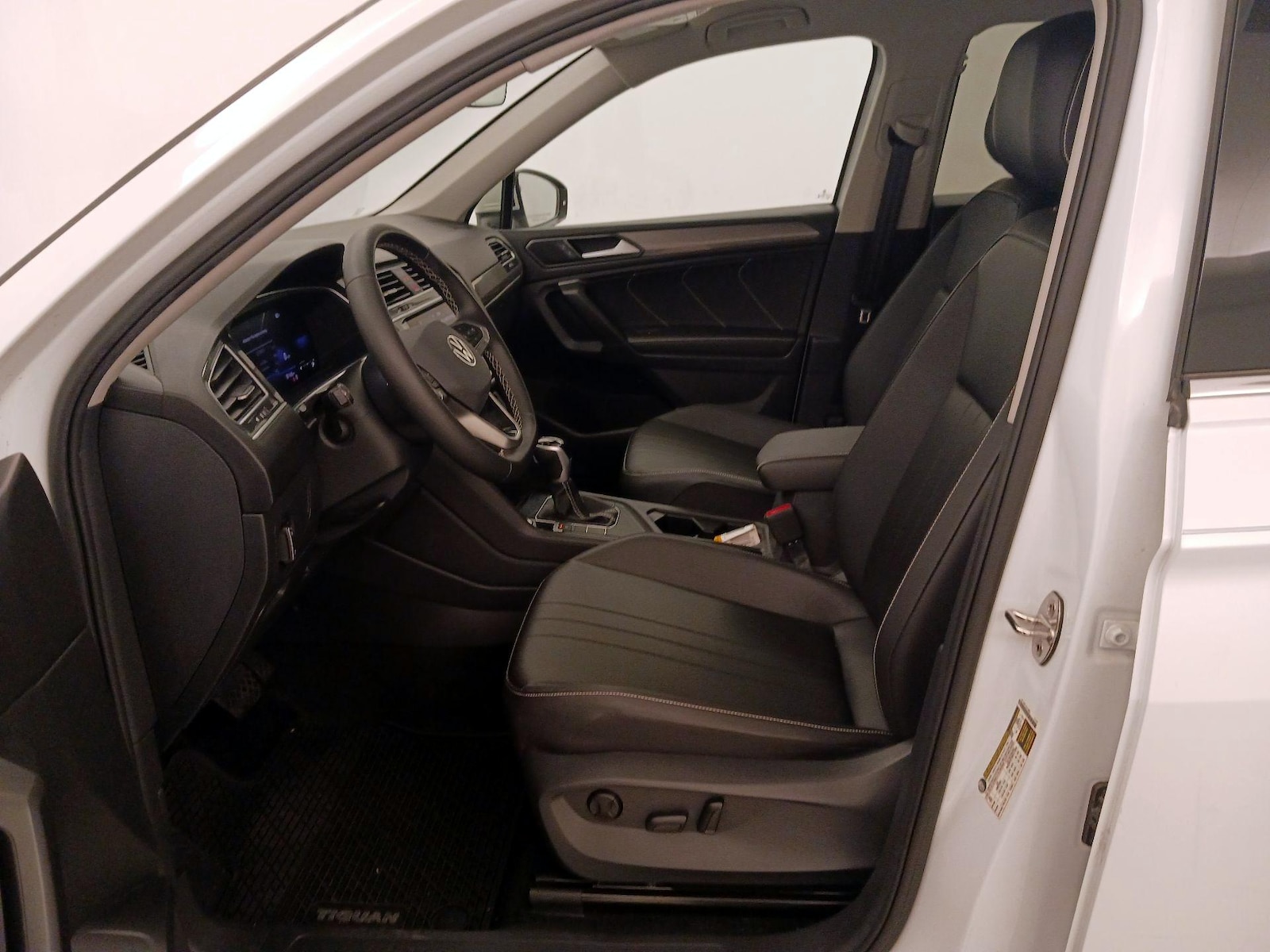 2023 Volkswagen Tiguan SE - Photo 12