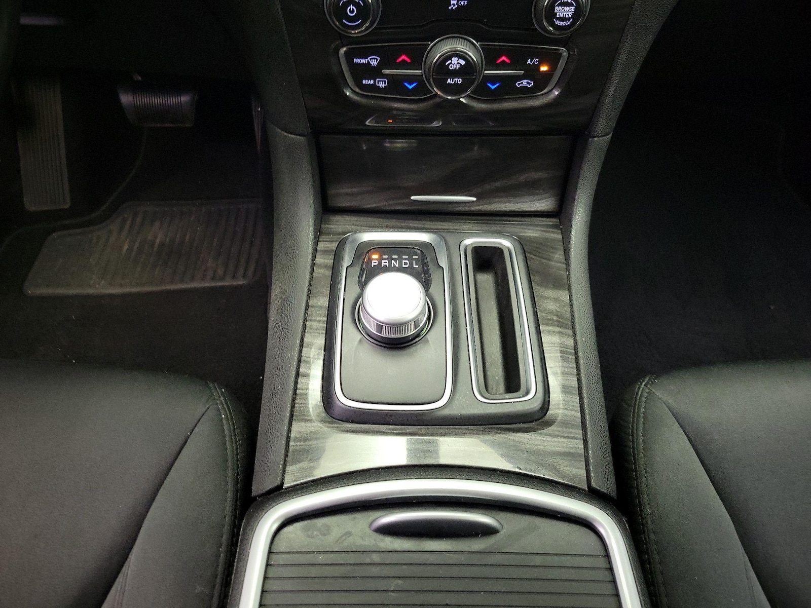 2019 Chrysler 300 Touring - Photo 18