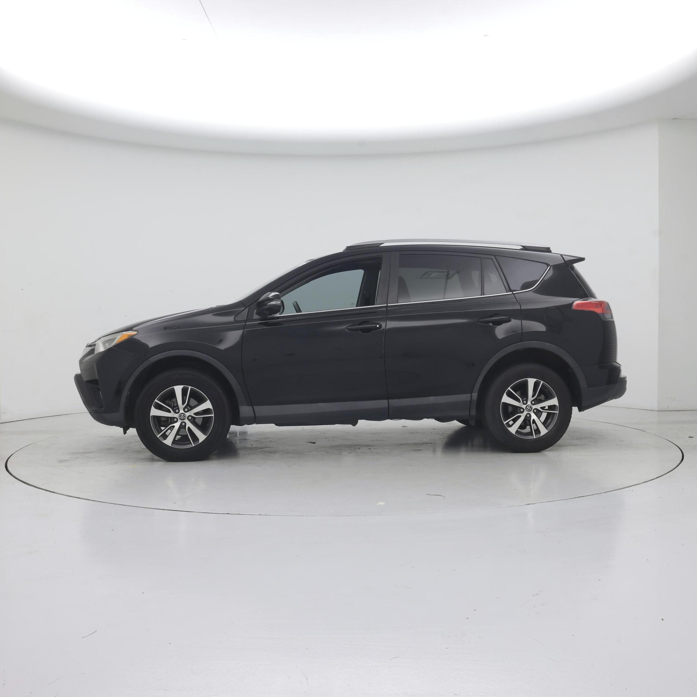 Thumbnail: 2017 Toyota RAV4 - 3