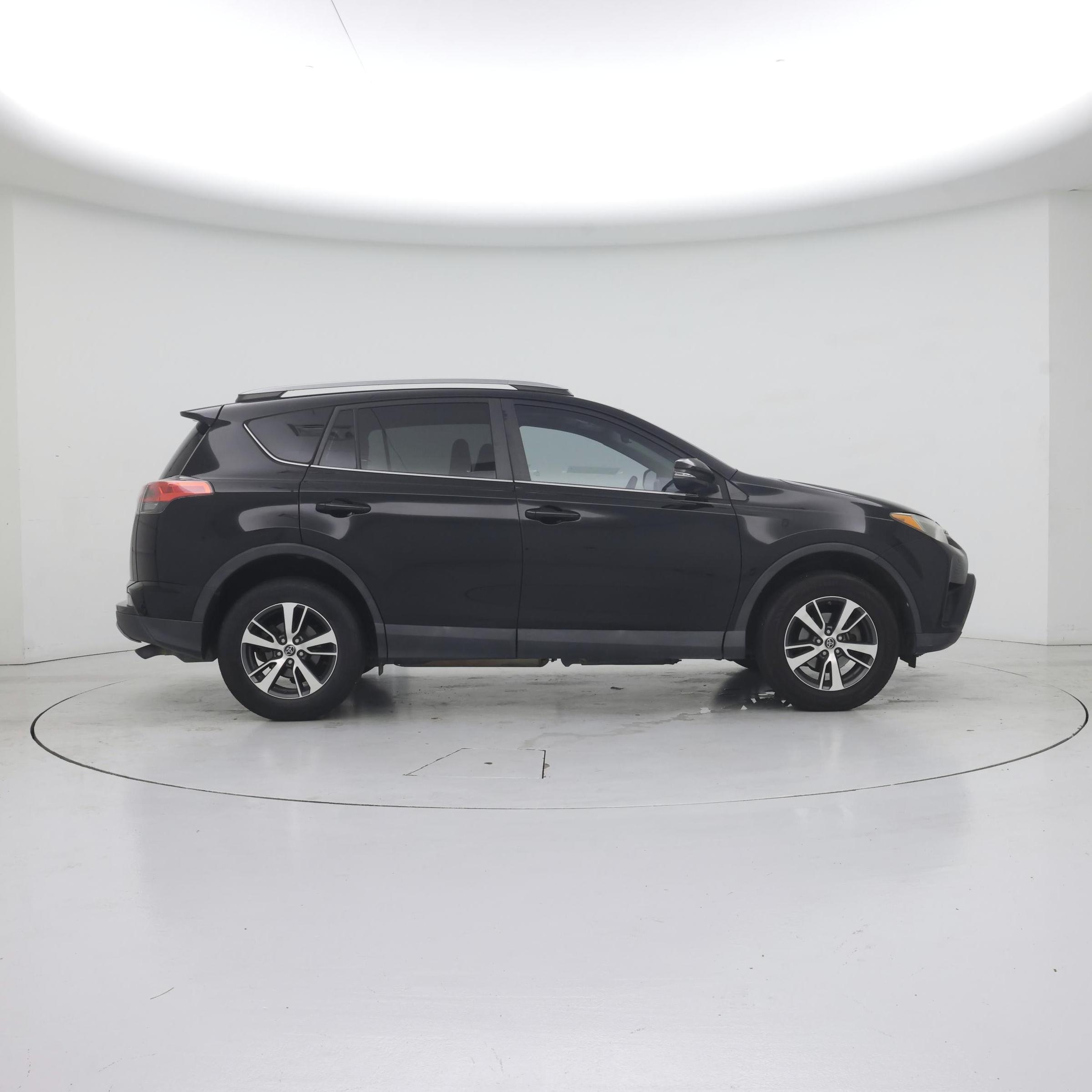 Thumbnail: 2017 Toyota RAV4 - 7