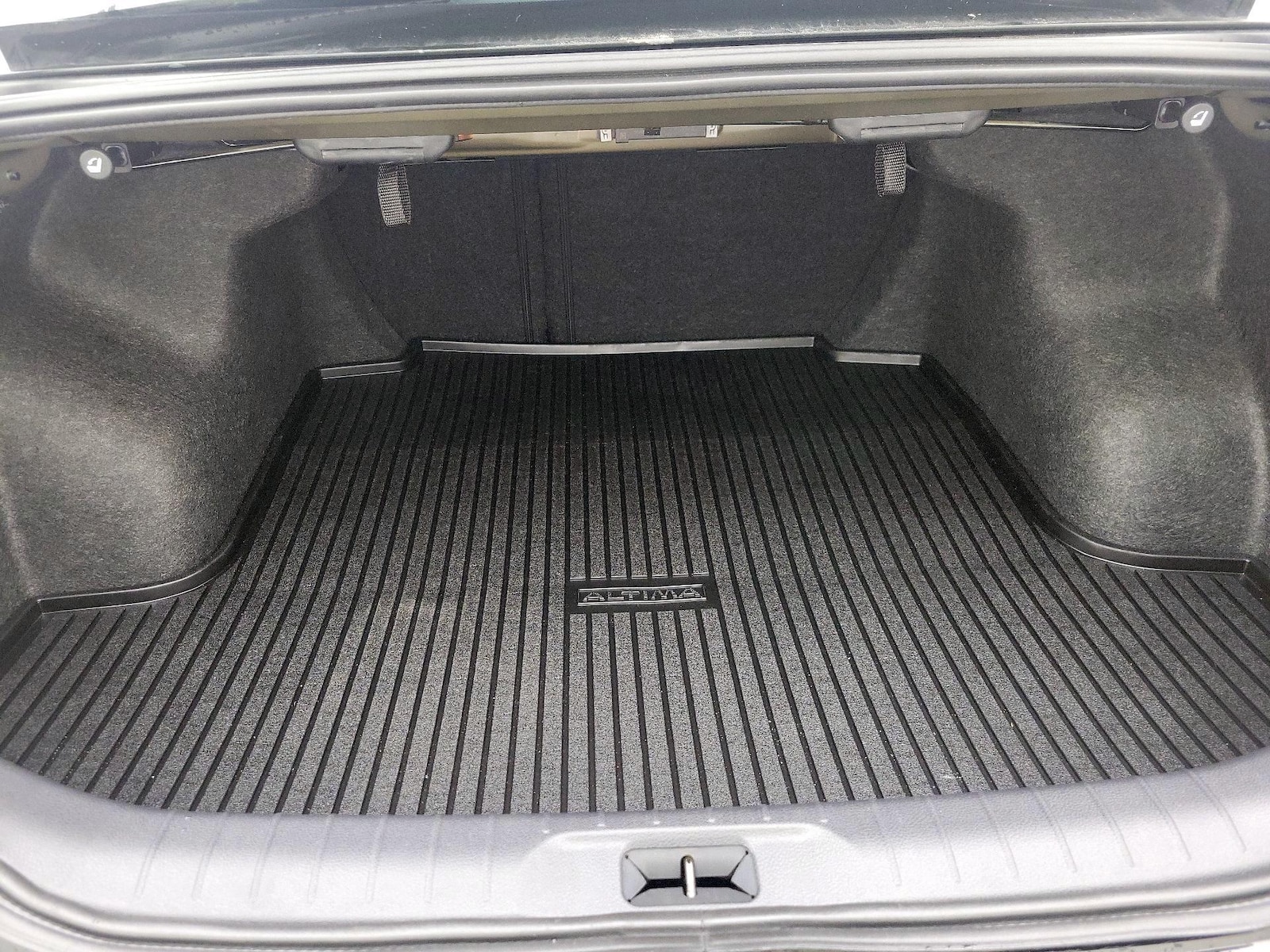 2025 Nissan Altima SR - Photo 22