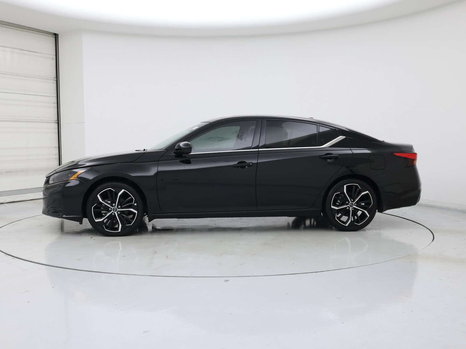 2025 Nissan Altima SR - Photo 4