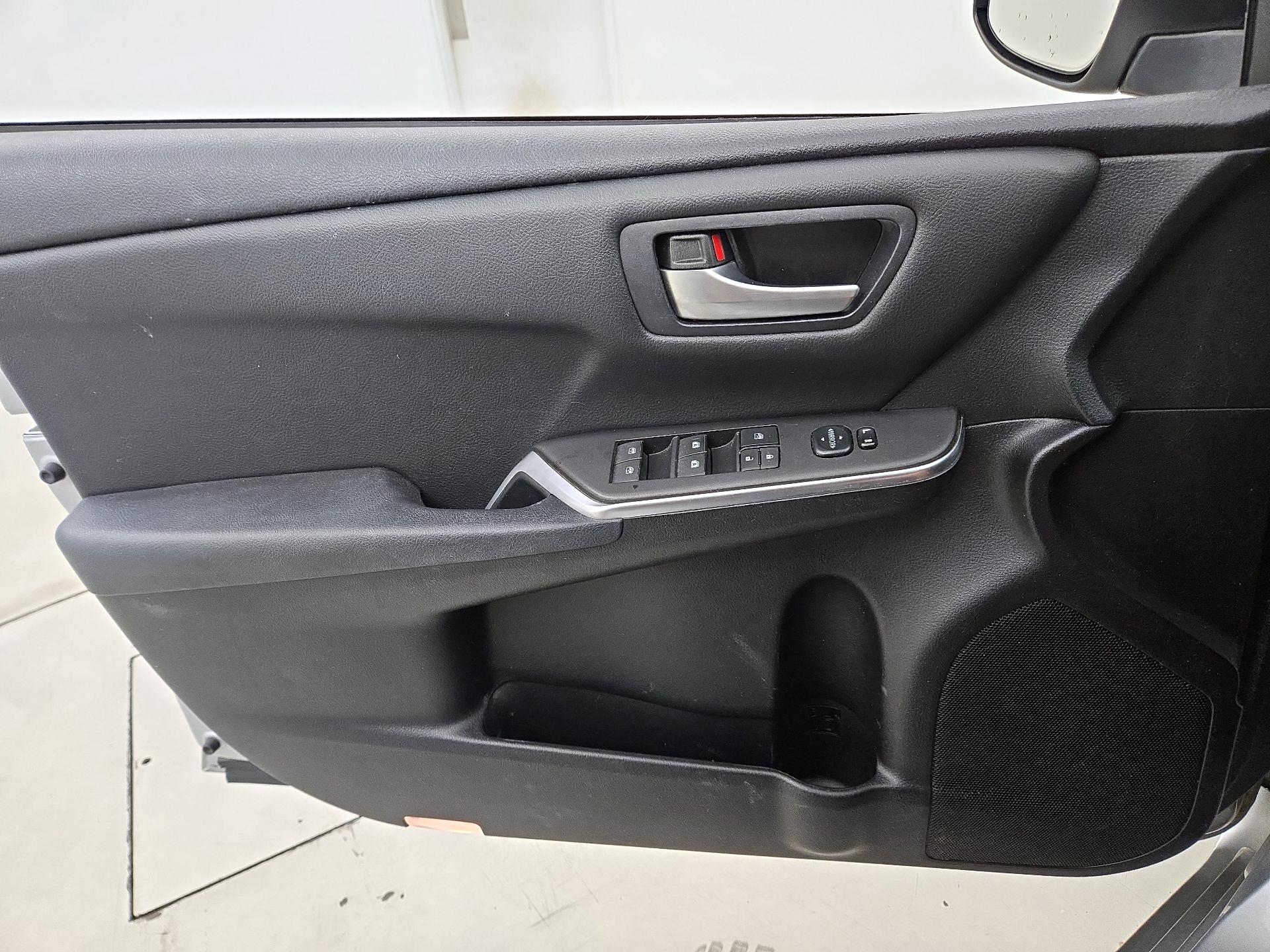 Thumbnail: 2016 Toyota Camry - 12