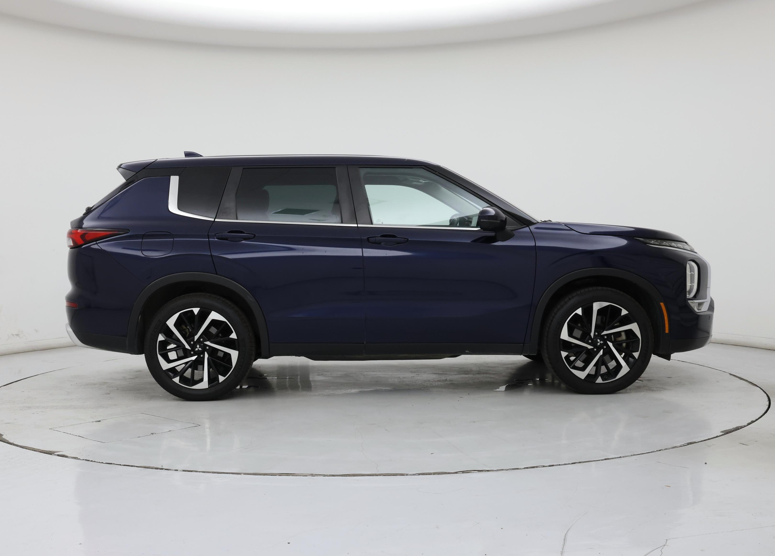 Thumbnail: 2023 Mitsubishi Outlander - 7