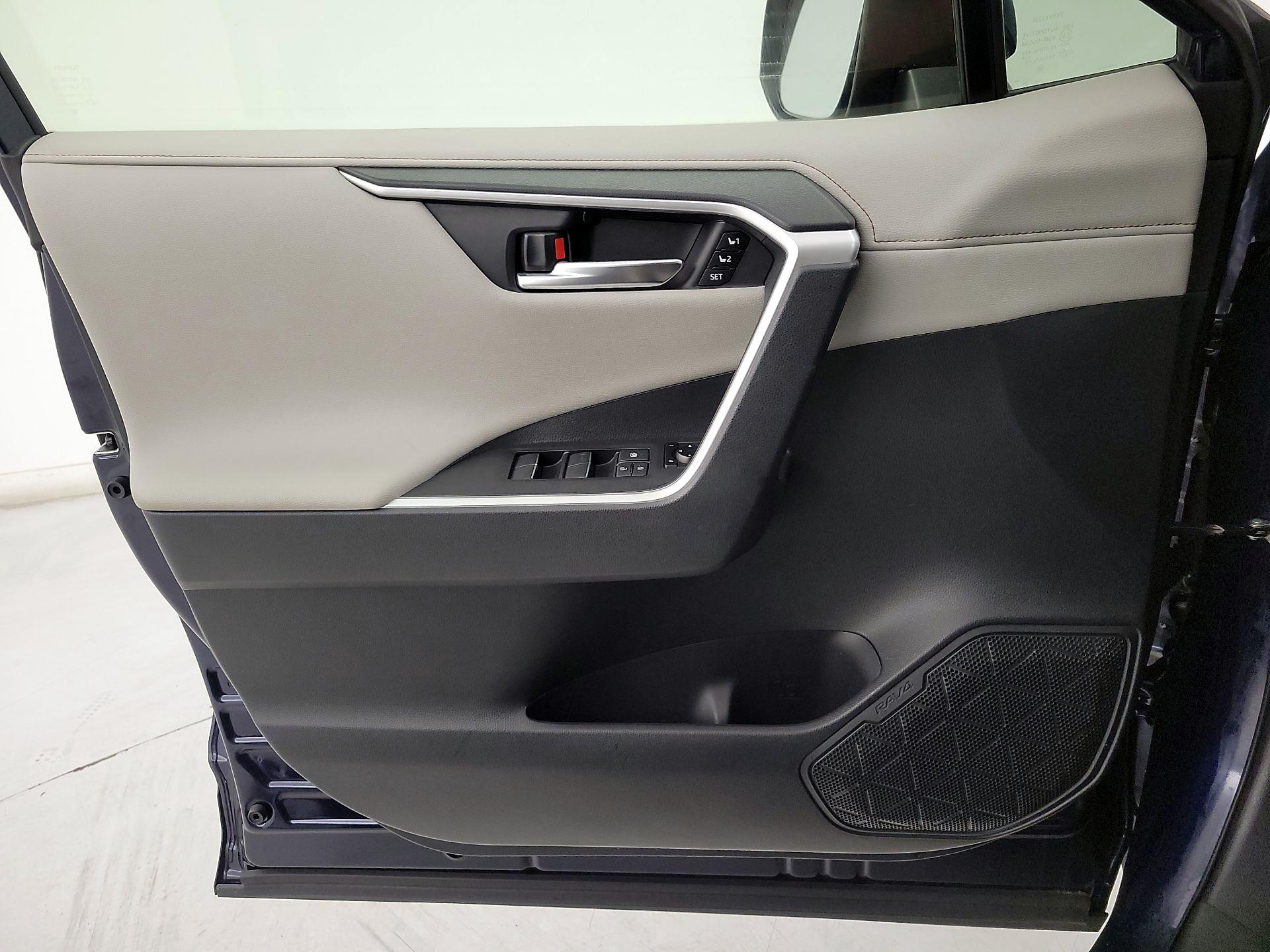 Thumbnail: 2019 Toyota RAV4 - 12