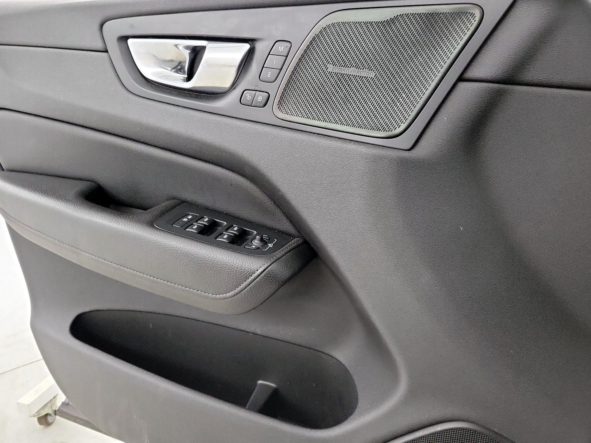 Thumbnail: 2020 Volvo XC60 - 12