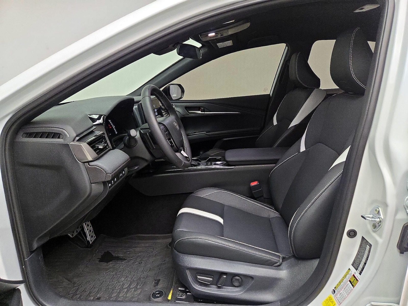 2026 Toyota Camry SE - Photo 12