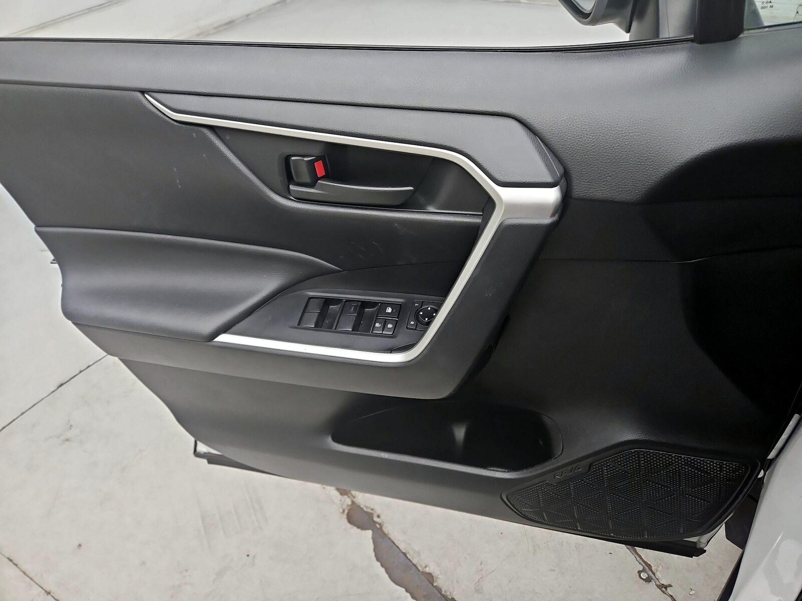 2022 Toyota RAV4 LE - Photo 13