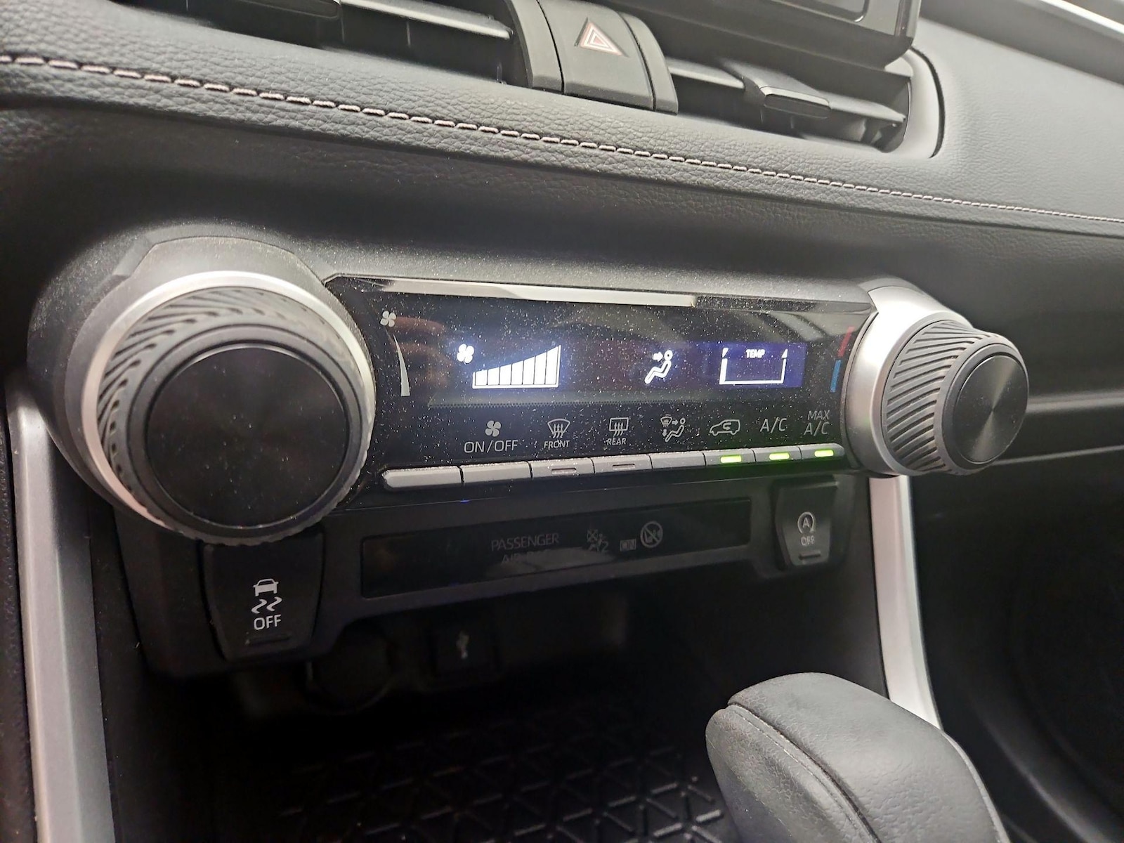 2022 Toyota RAV4 LE - Photo 17