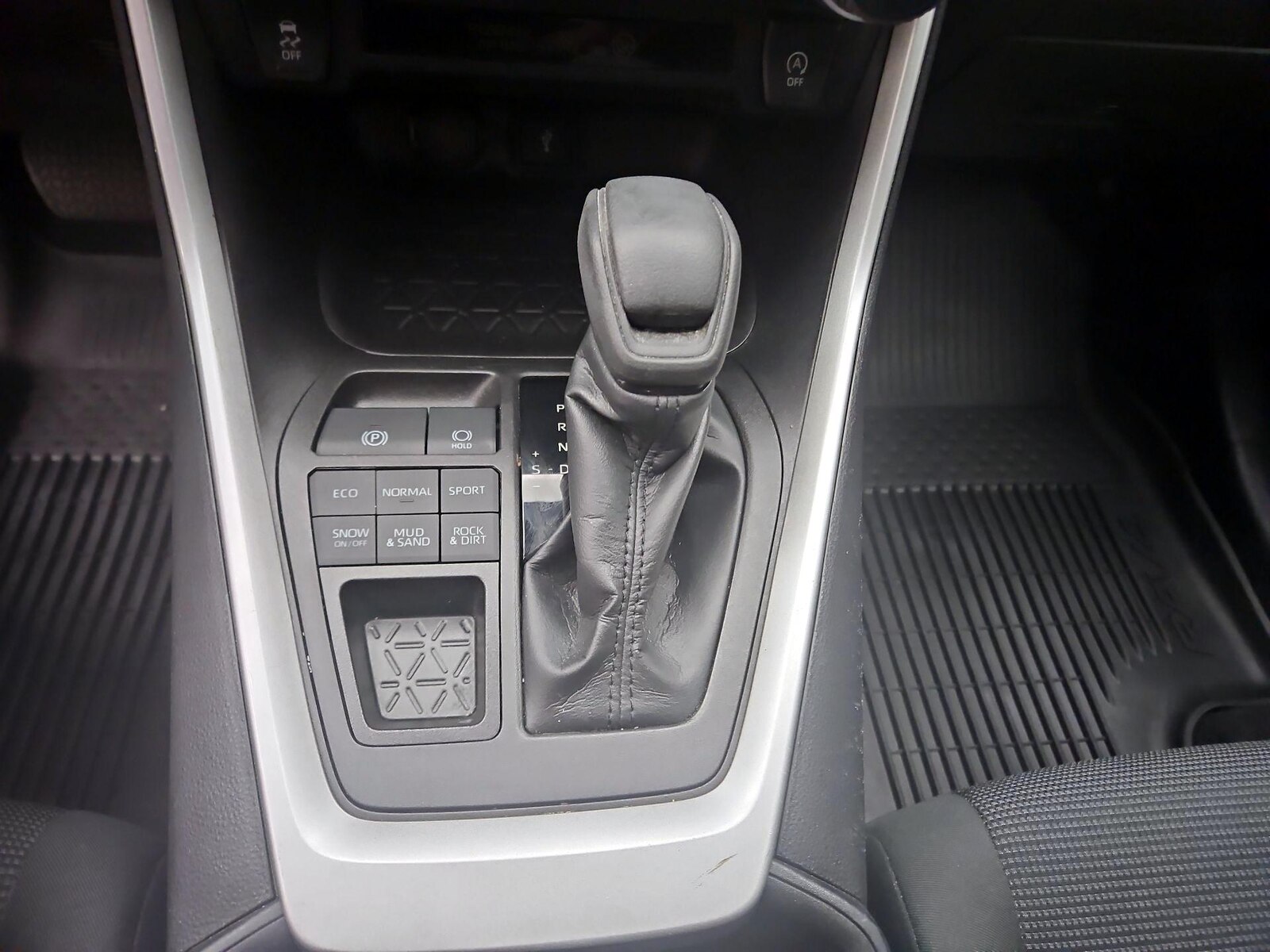 2022 Toyota RAV4 LE - Photo 18
