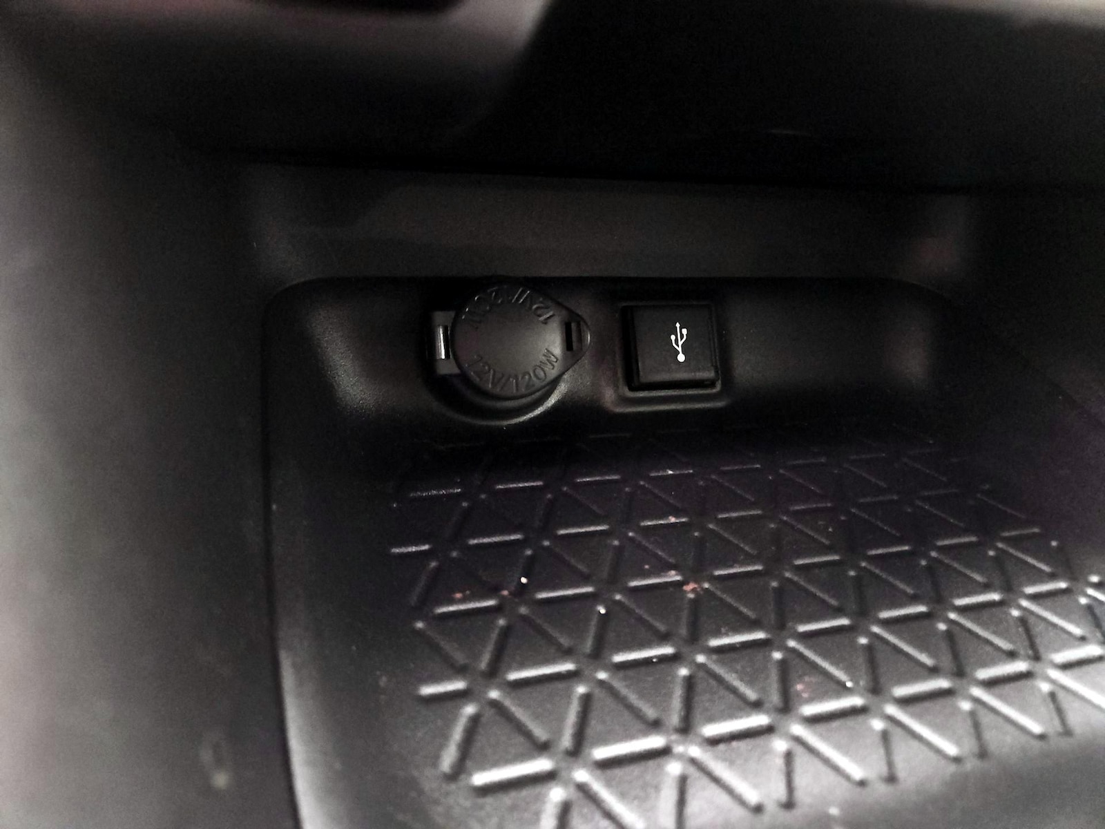 2022 Toyota RAV4 LE - Photo 19