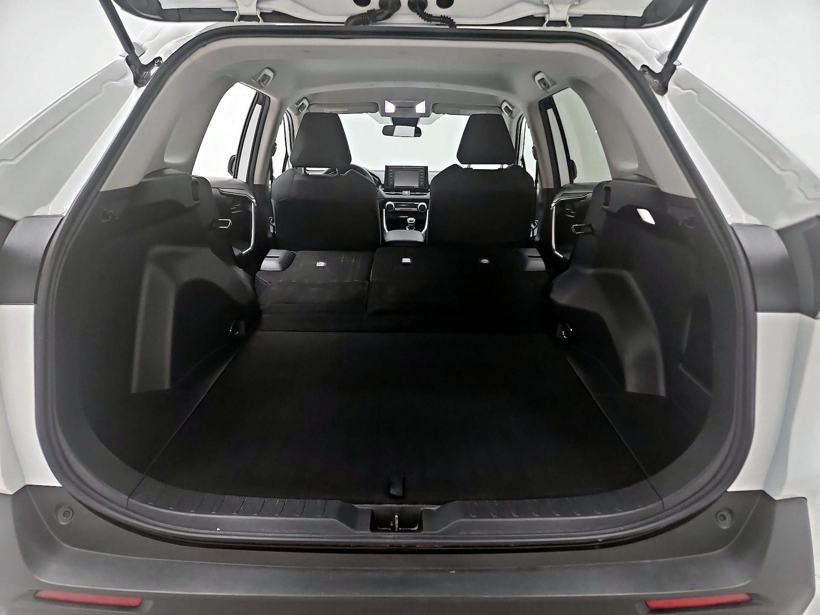 2022 Toyota RAV4 LE - Photo 22