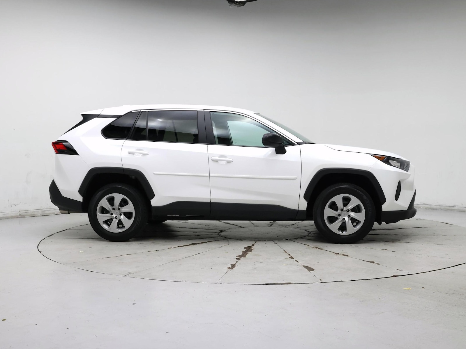 2022 Toyota RAV4 LE - Photo 8