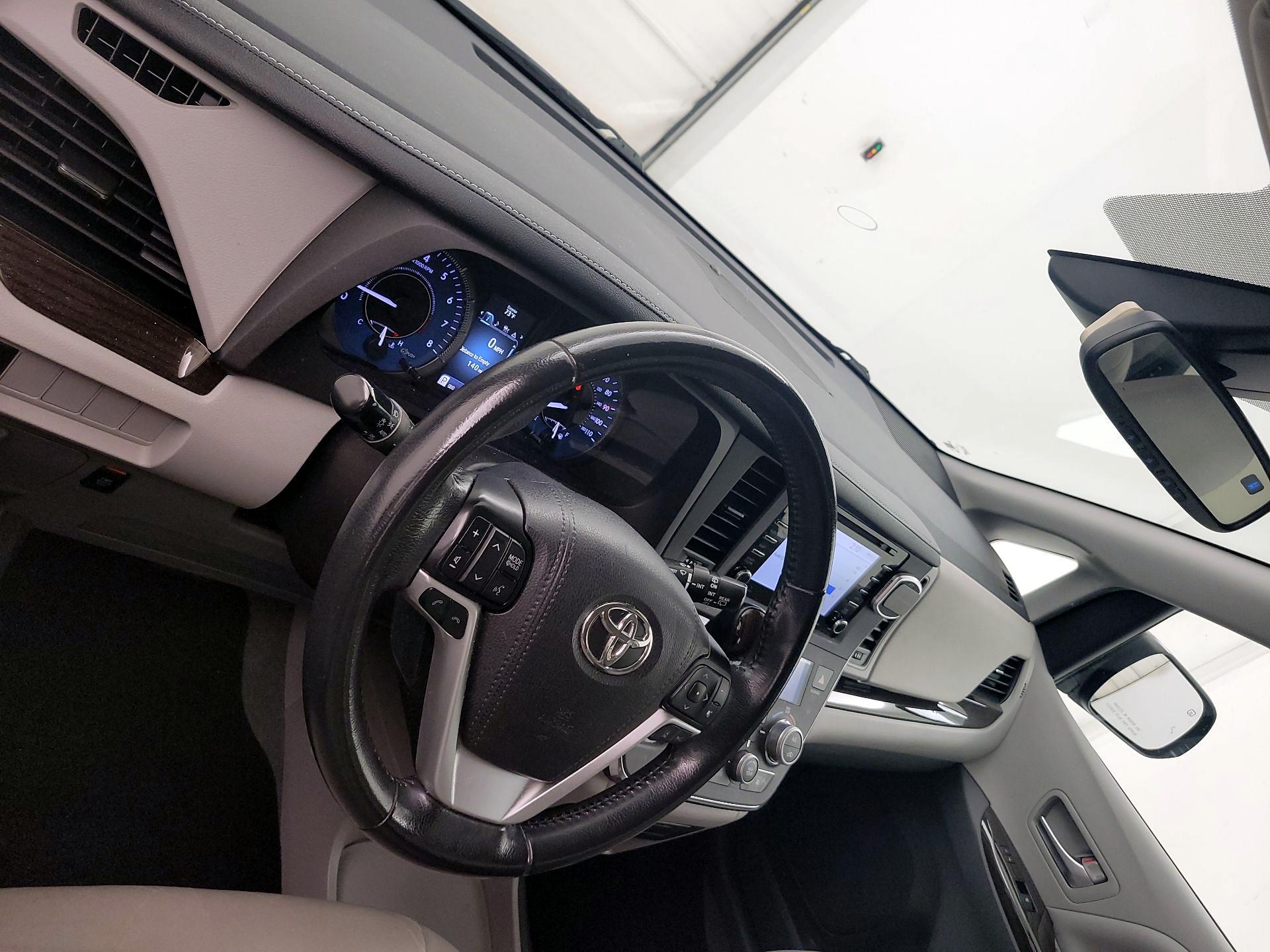 Thumbnail: 2019 Toyota Sienna - 9