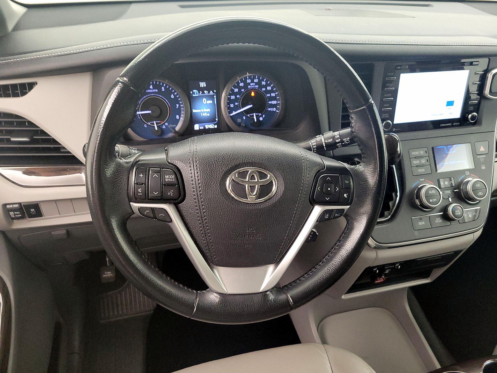 Thumbnail: 2019 Toyota Sienna - 10