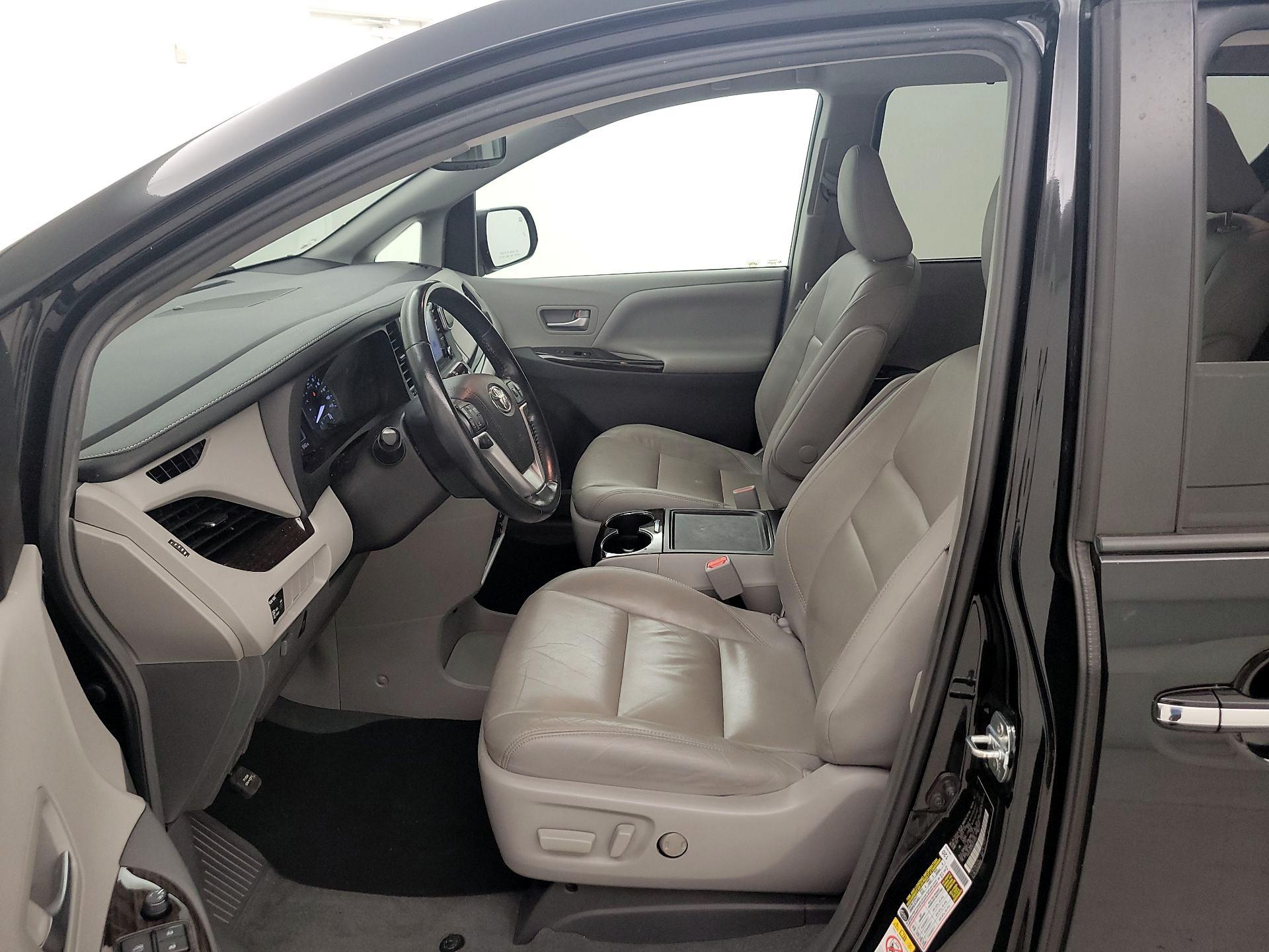 Thumbnail: 2019 Toyota Sienna - 11
