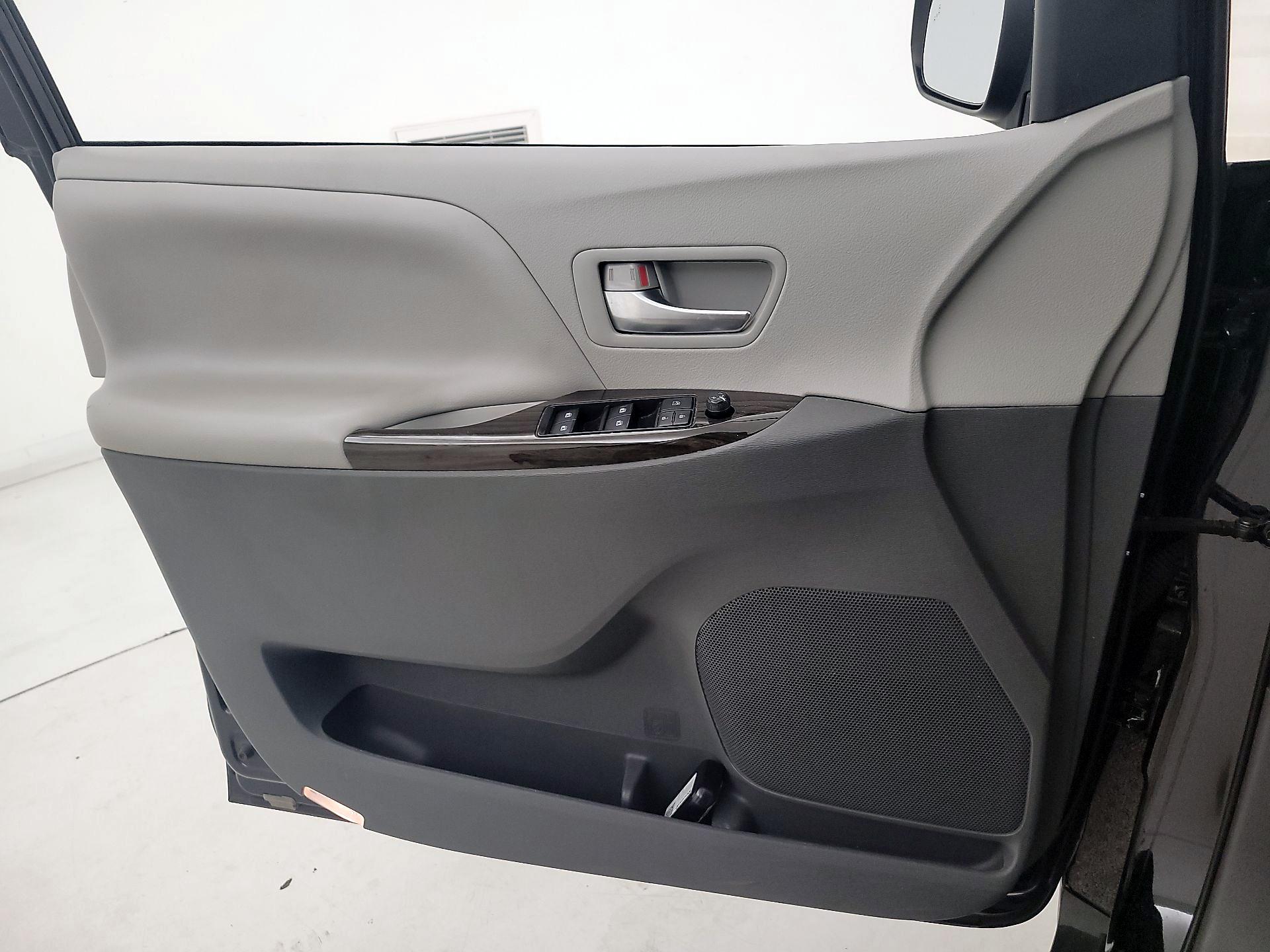 Thumbnail: 2019 Toyota Sienna - 12