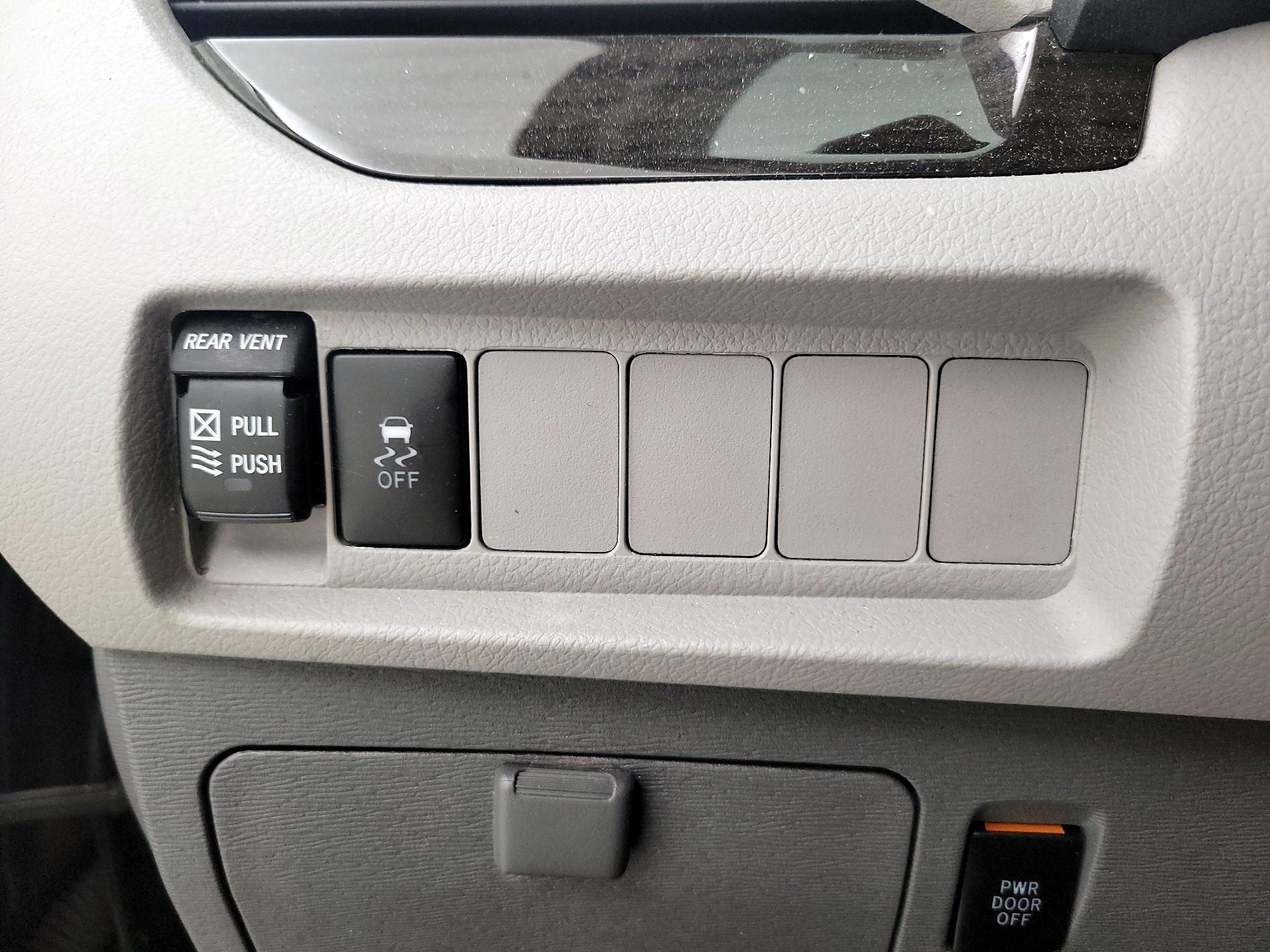 Thumbnail: 2019 Toyota Sienna - 13