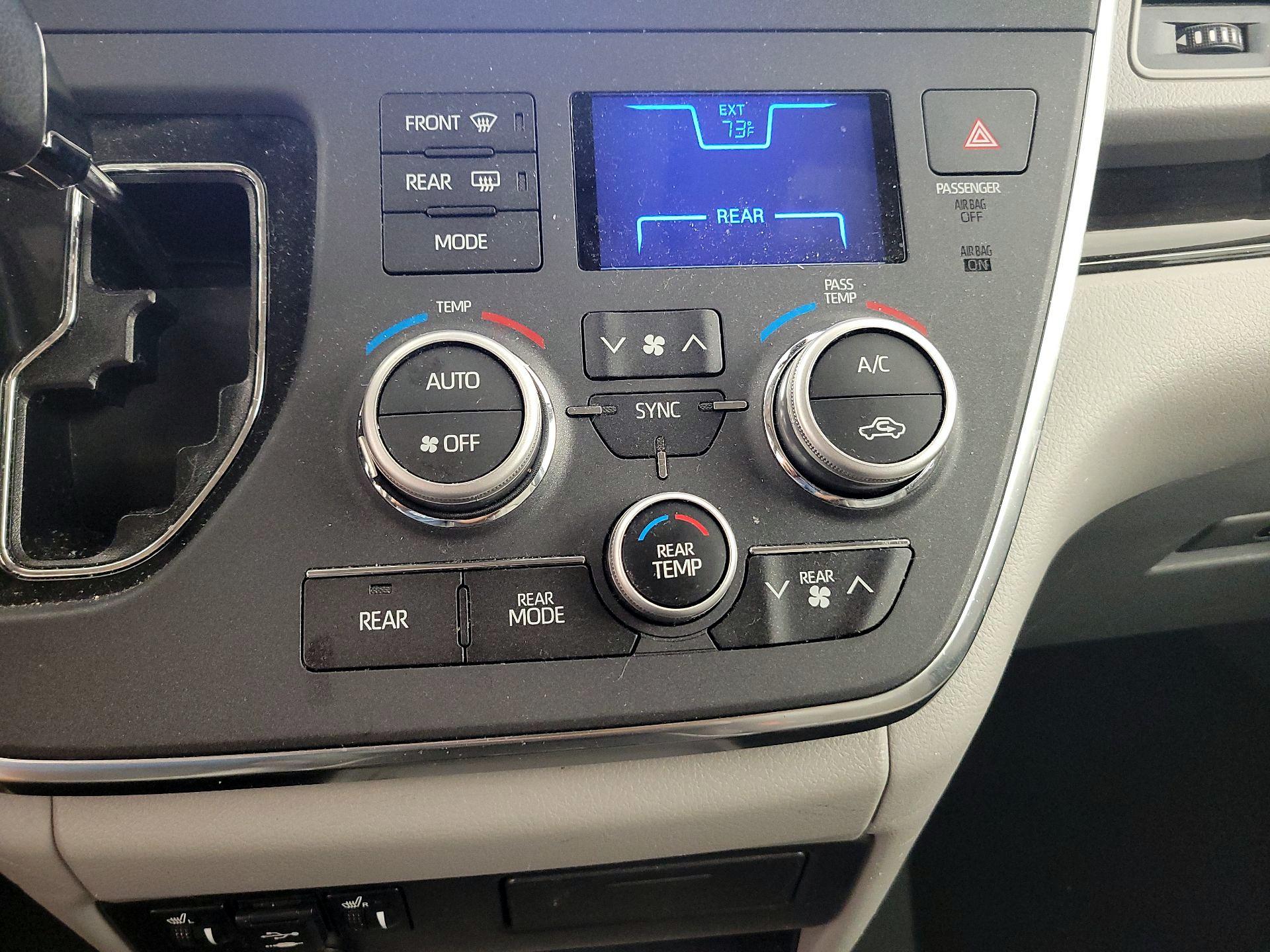 Thumbnail: 2019 Toyota Sienna - 16