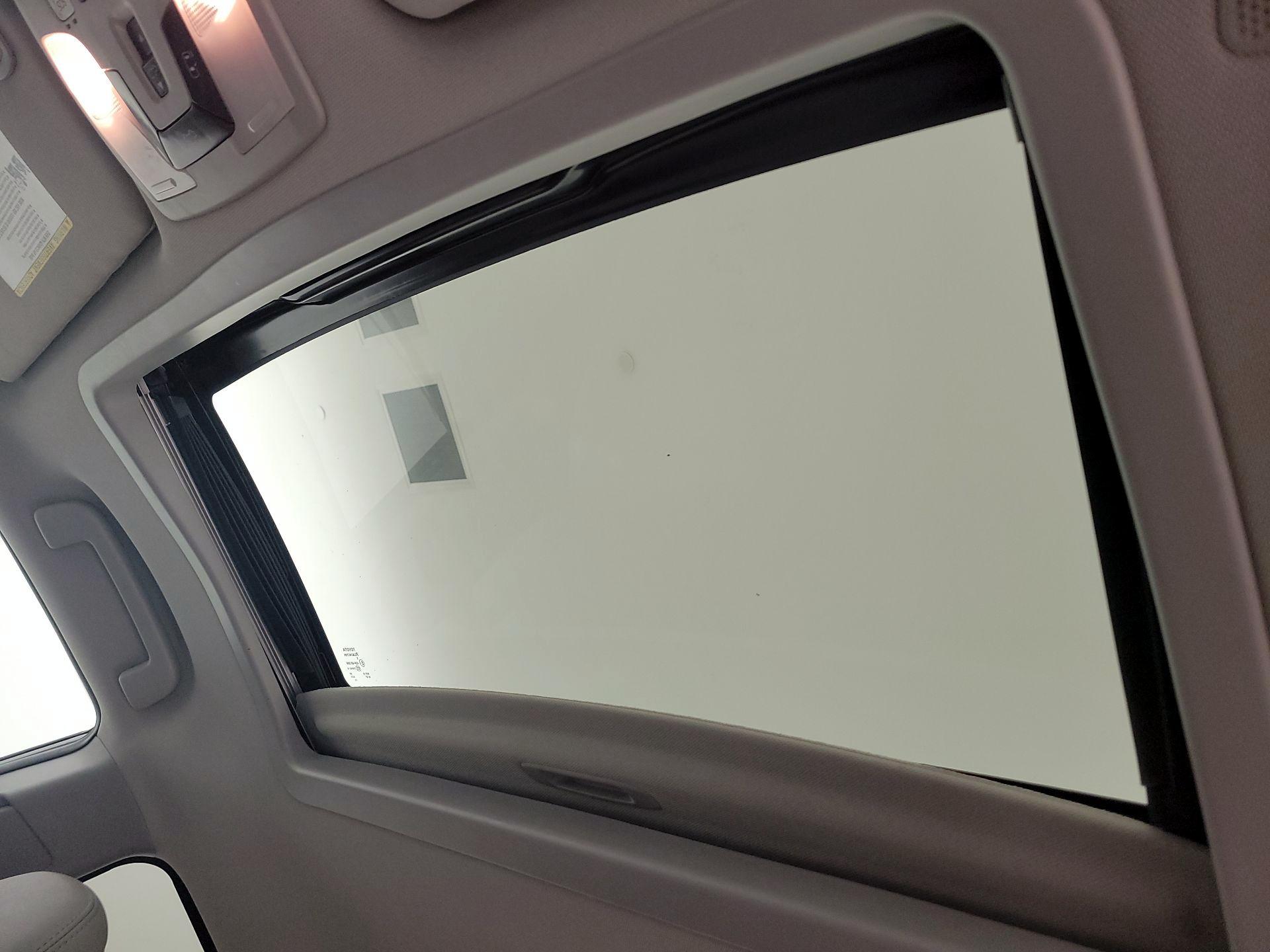 Thumbnail: 2019 Toyota Sienna - 19