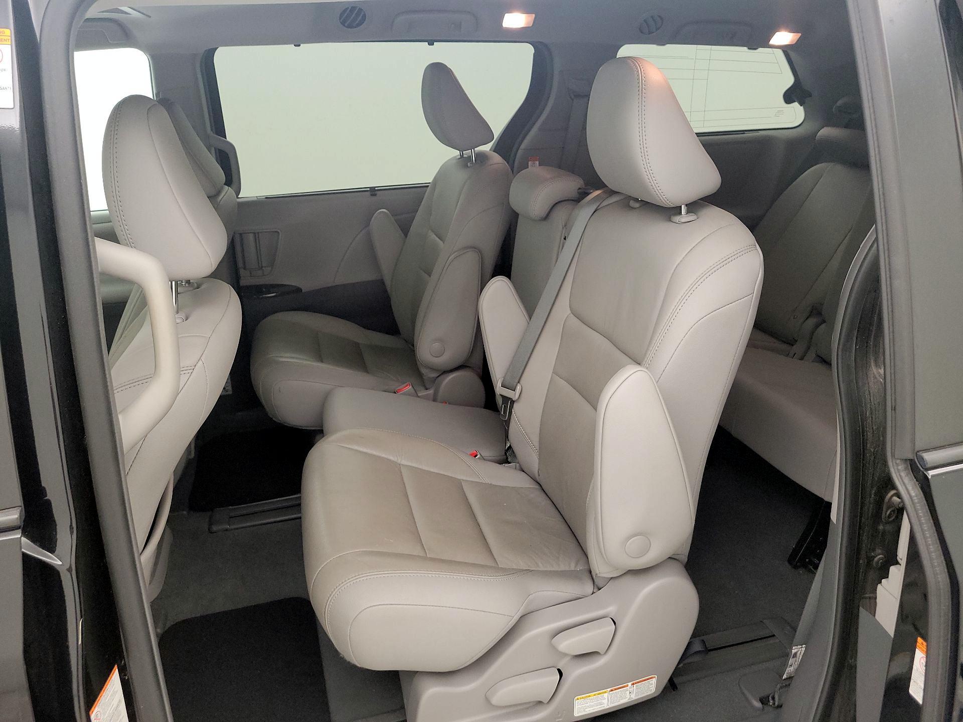 Thumbnail: 2019 Toyota Sienna - 20