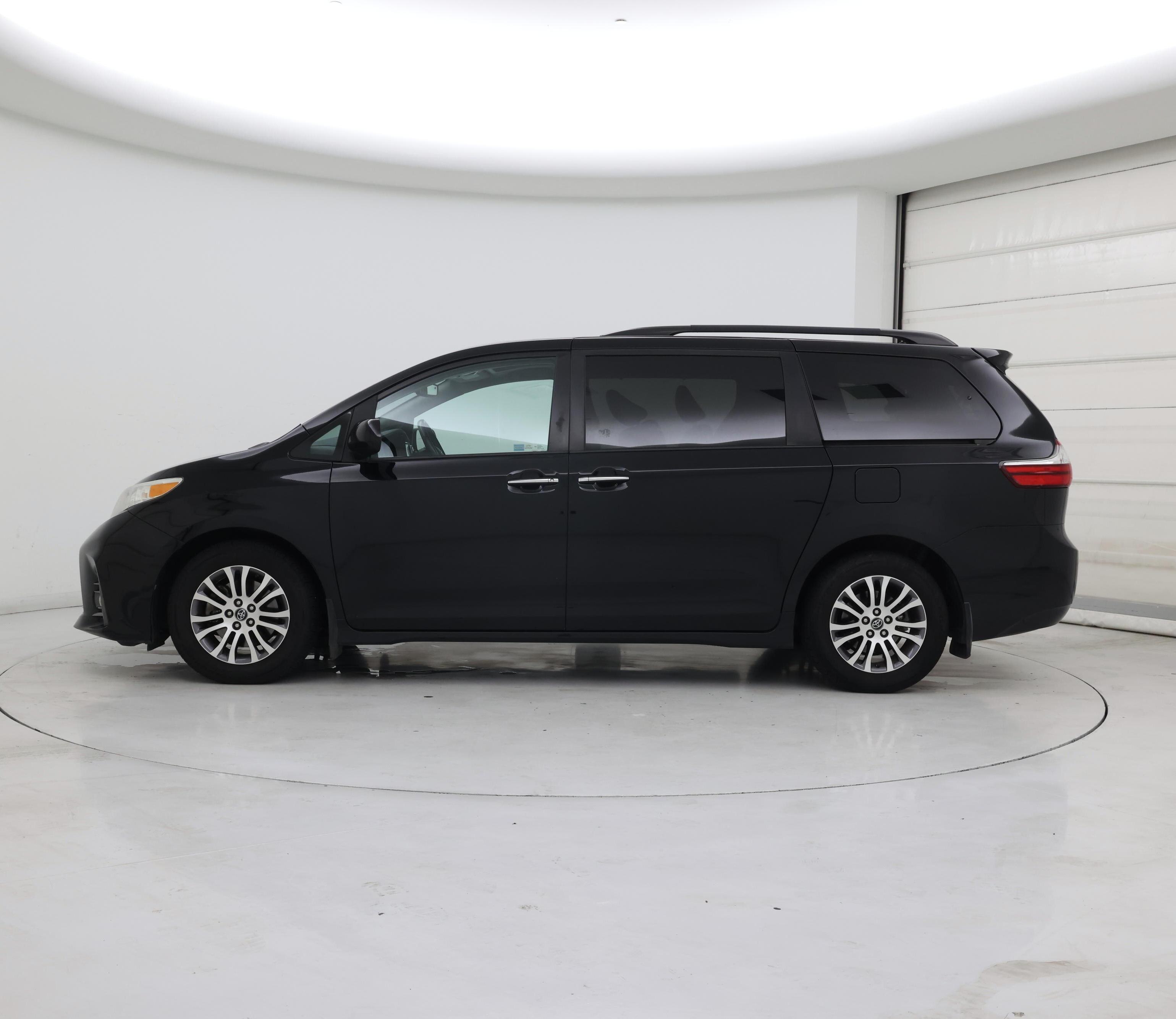 Thumbnail: 2019 Toyota Sienna - 3