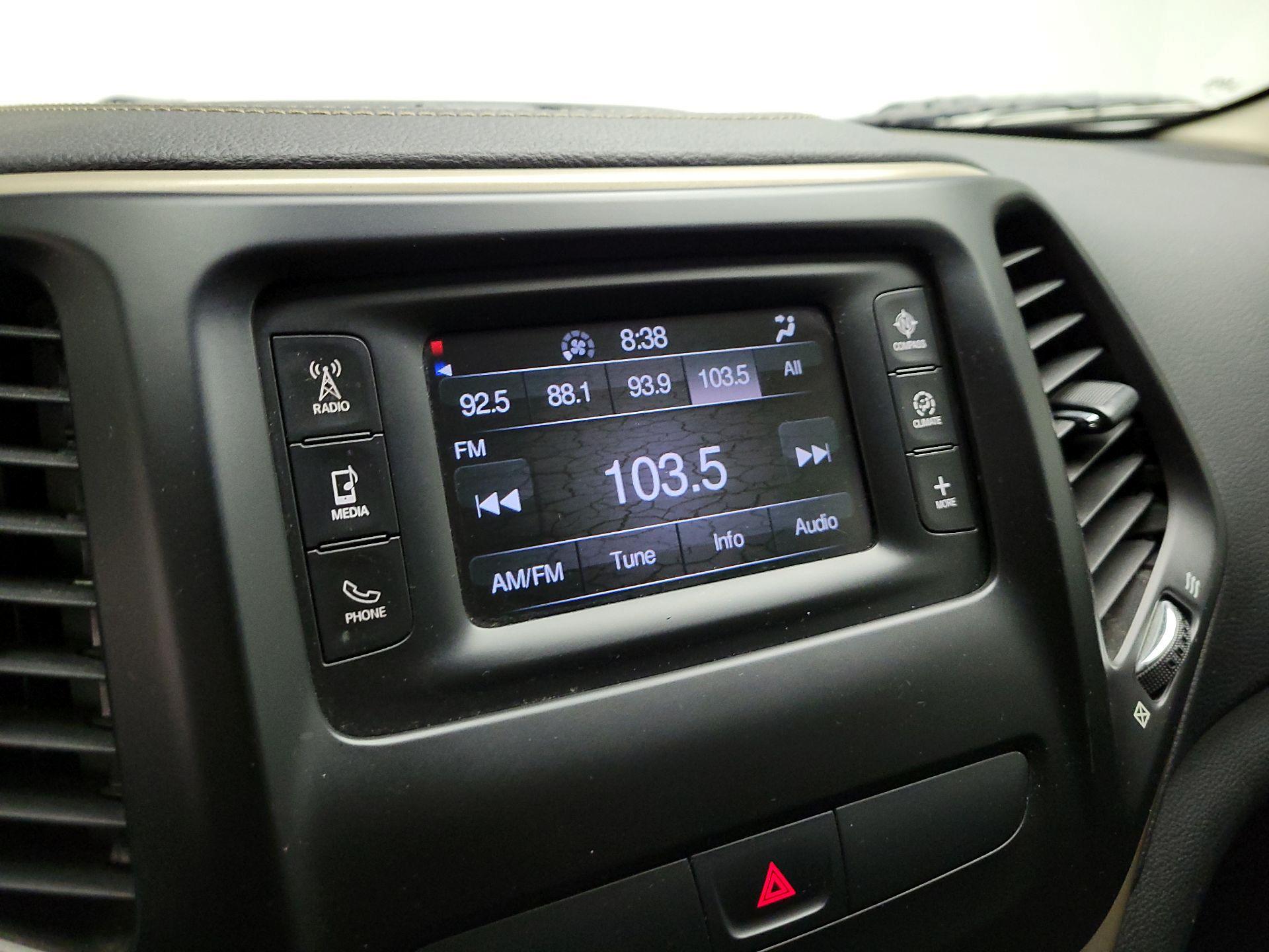 Thumbnail: 2016 Jeep Cherokee - 14